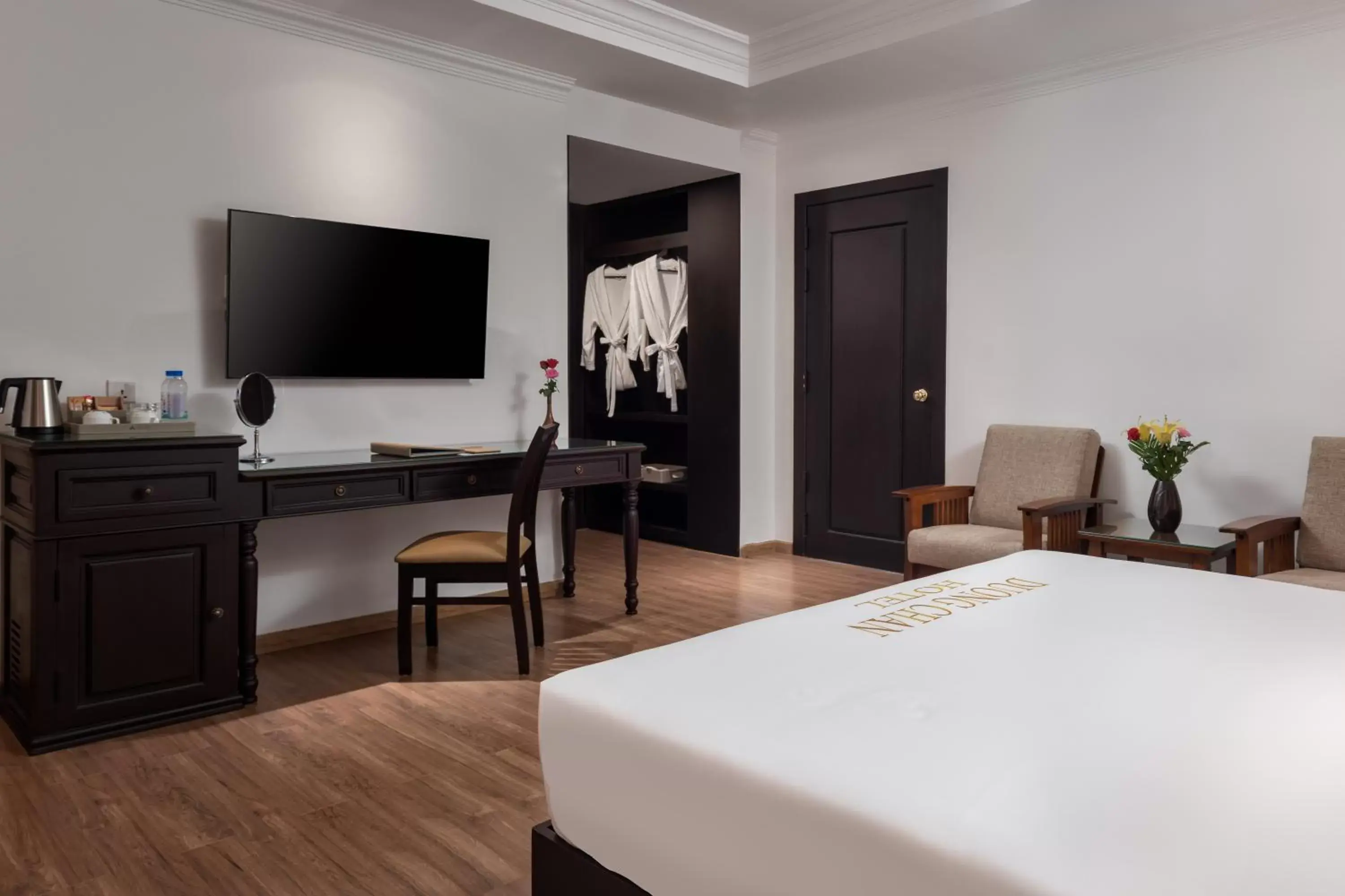Bedroom, TV/Entertainment Center in Duong Chan Hotel