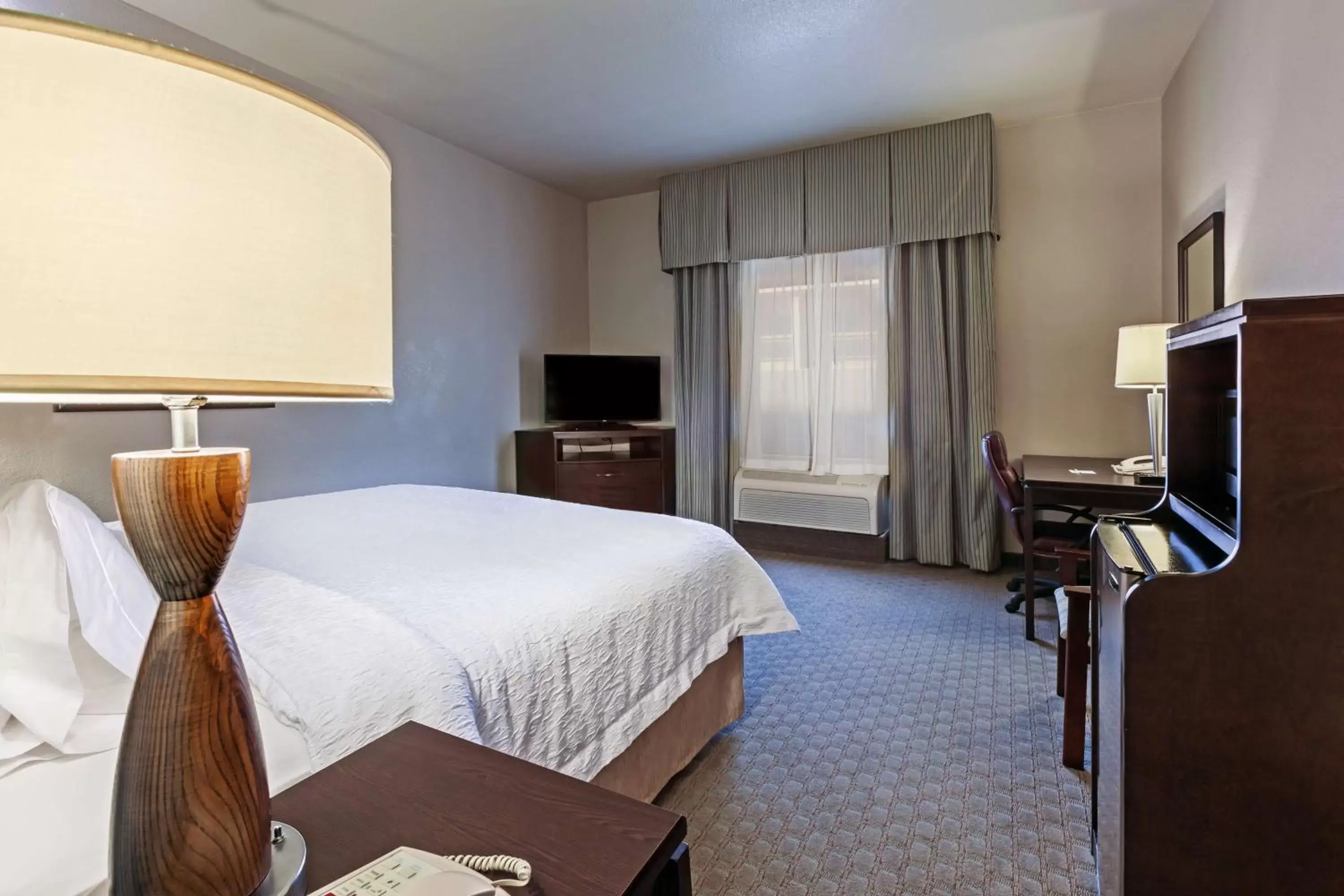 Bed in Hampton Inn and Suites Lake Jackson-Clute
