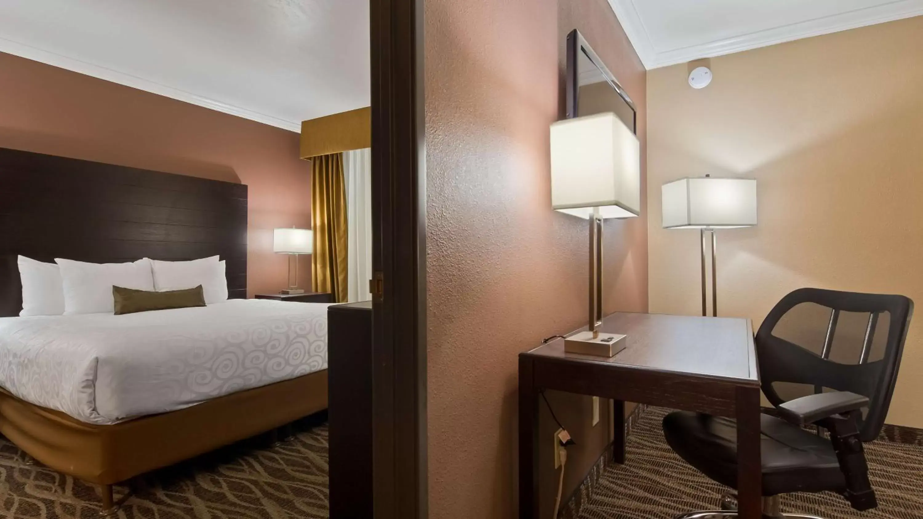 Photo of the whole room, Bed in Best Western InnSuites Tucson Foothills Hotel & Suites