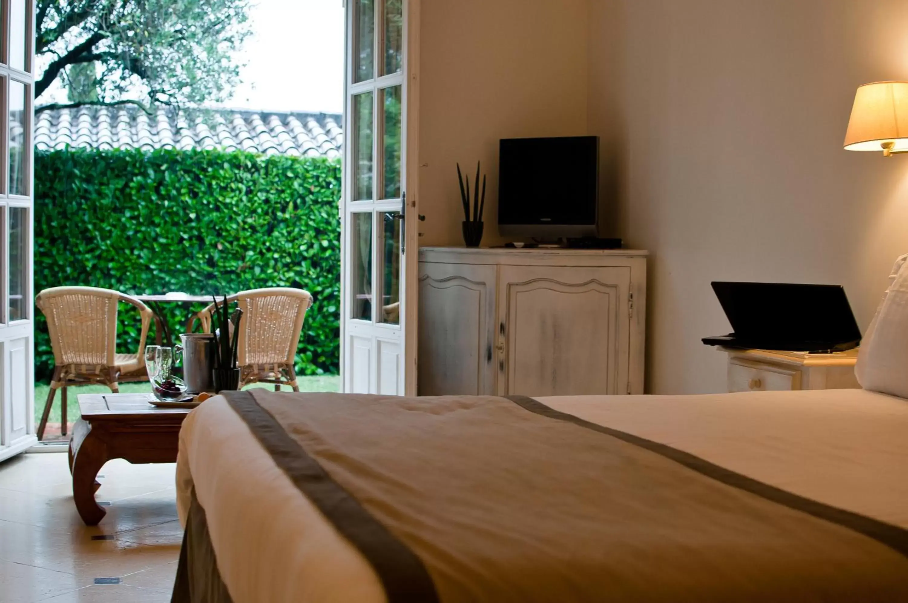 Bedroom, Bed in Hôtel De Mougins