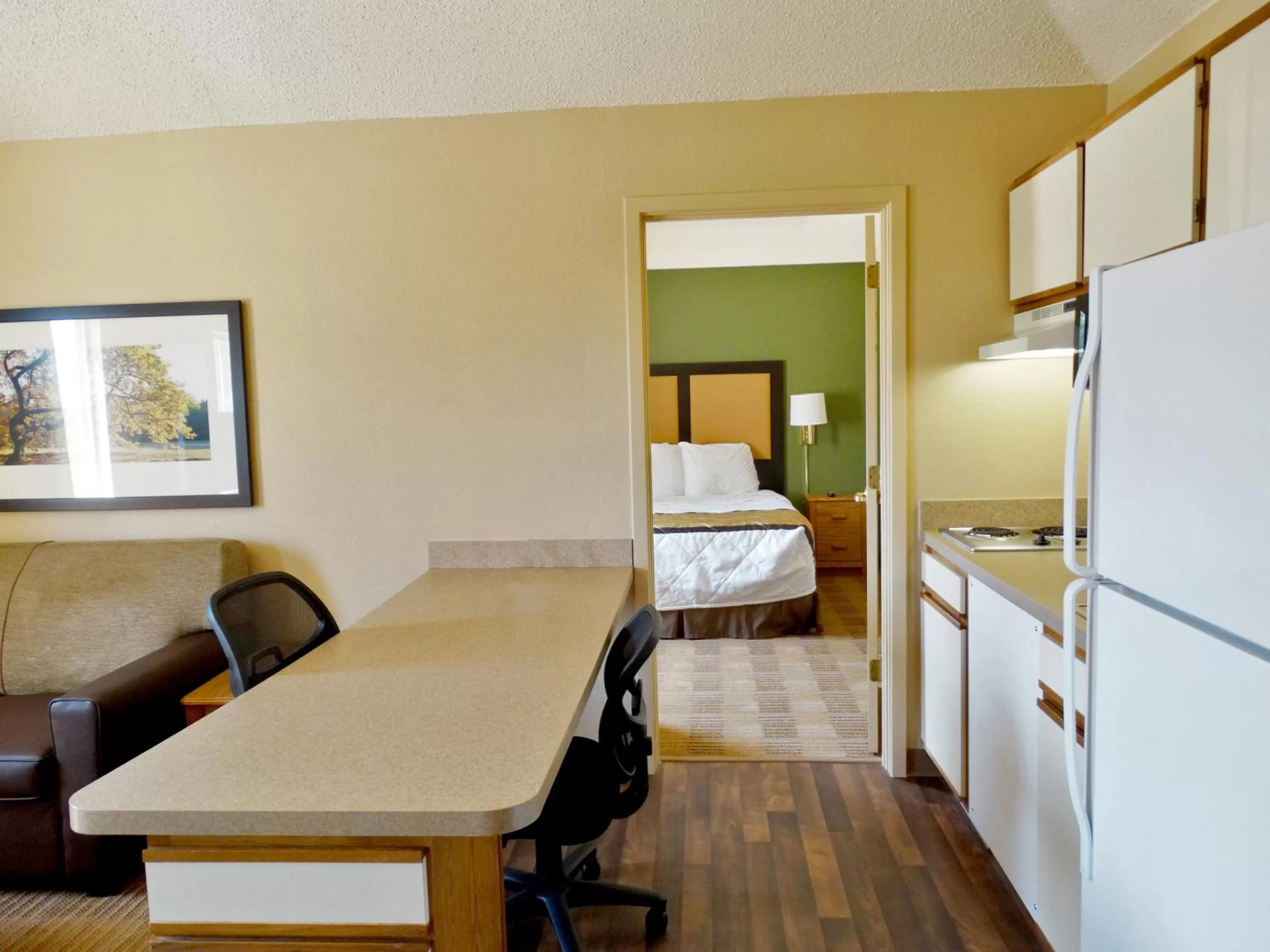Kitchen or kitchenette, Bed in Extended Stay America Suites - Boston - Peabody