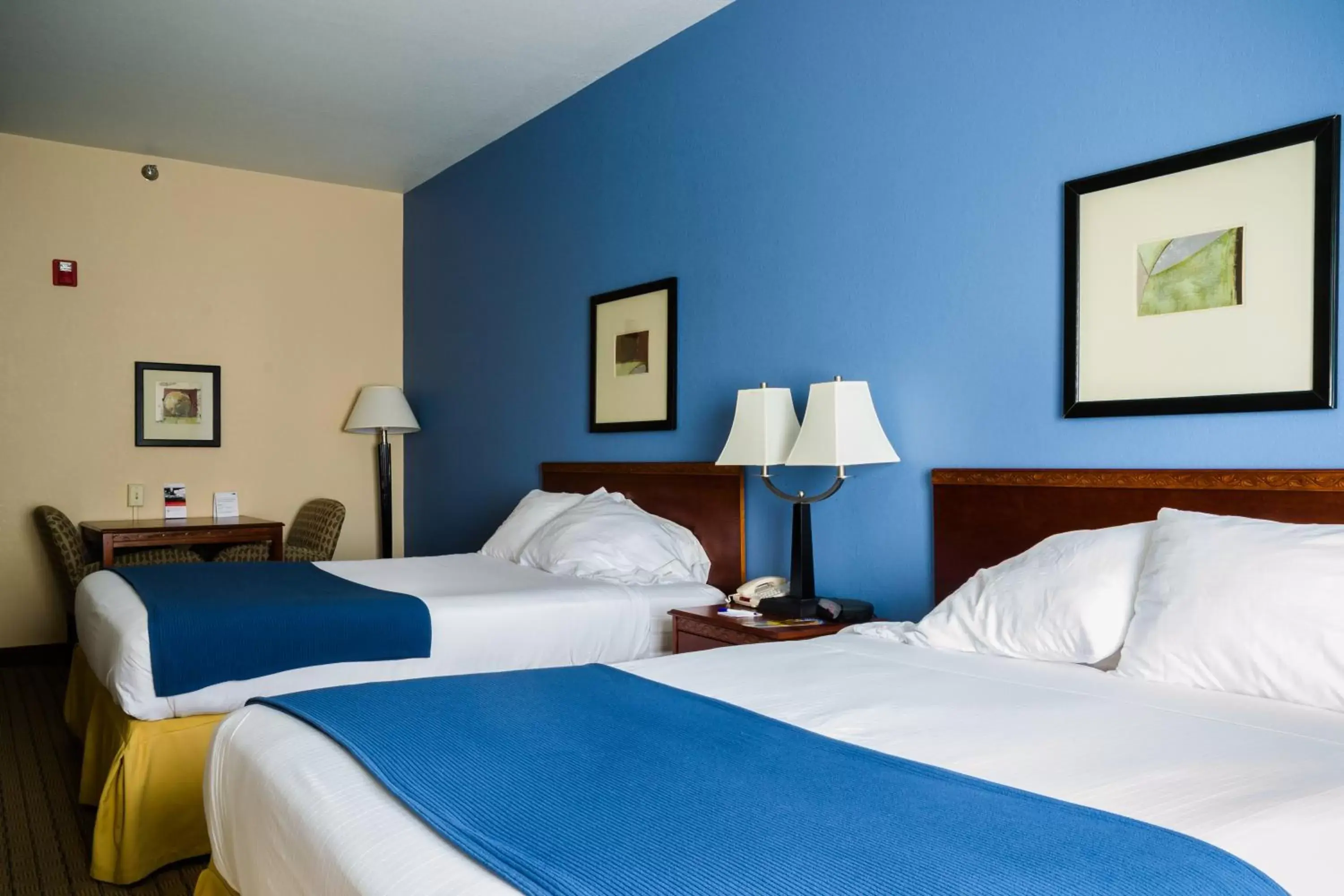 Bed in Holiday Inn Express Hotel & Suites Acme-Traverse City, an IHG Hotel