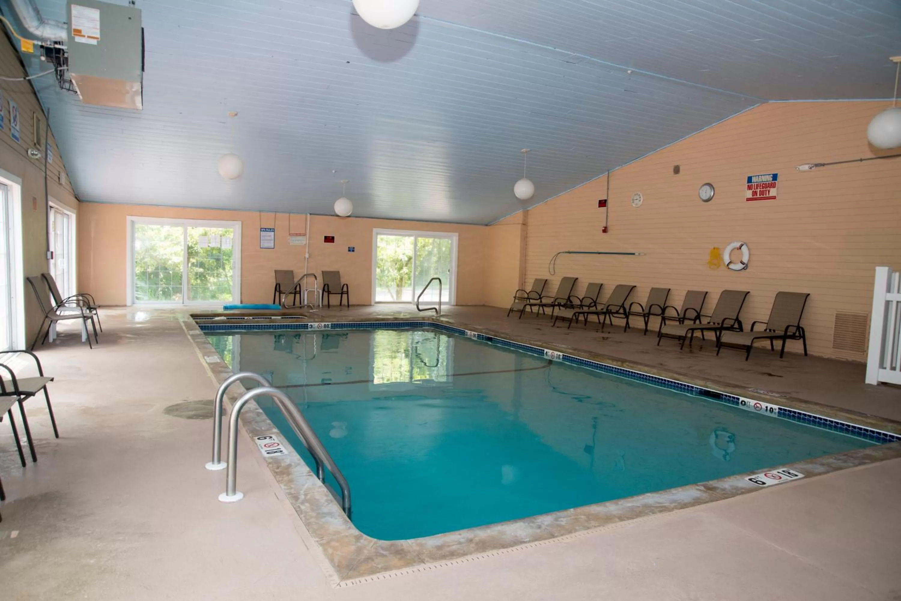 Swimming pool in Hampton Falls Inn