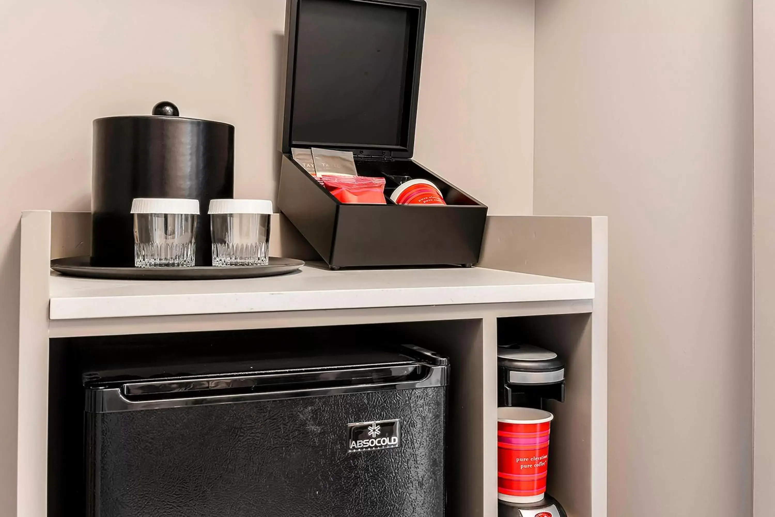 Photo of the whole room, Coffee/Tea Facilities in New York LaGuardia Airport Marriott