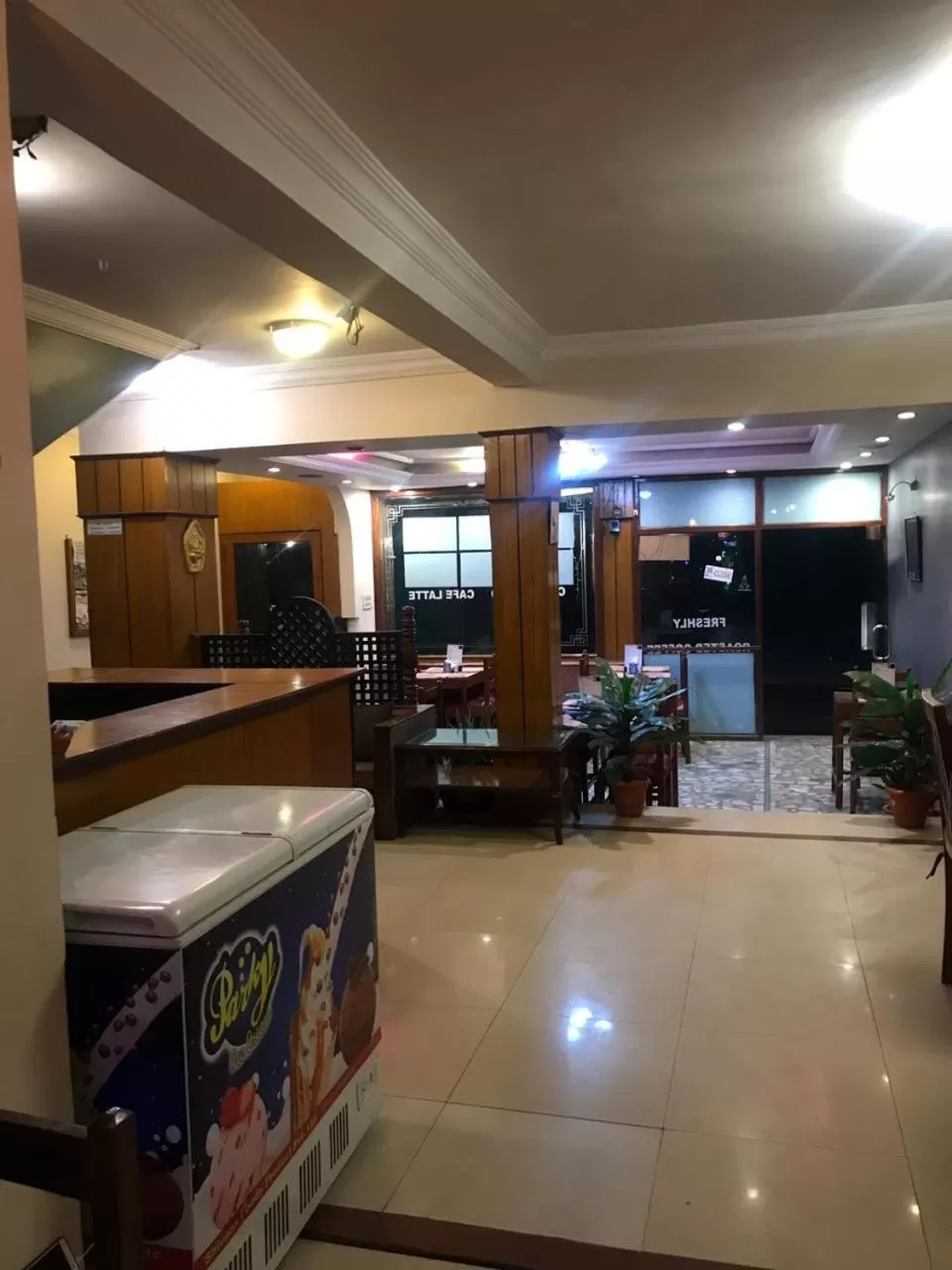 Restaurant/places to eat in Hotel Earth House