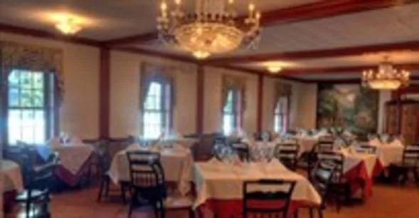 Restaurant/Places to Eat in The Robert Morris Inn