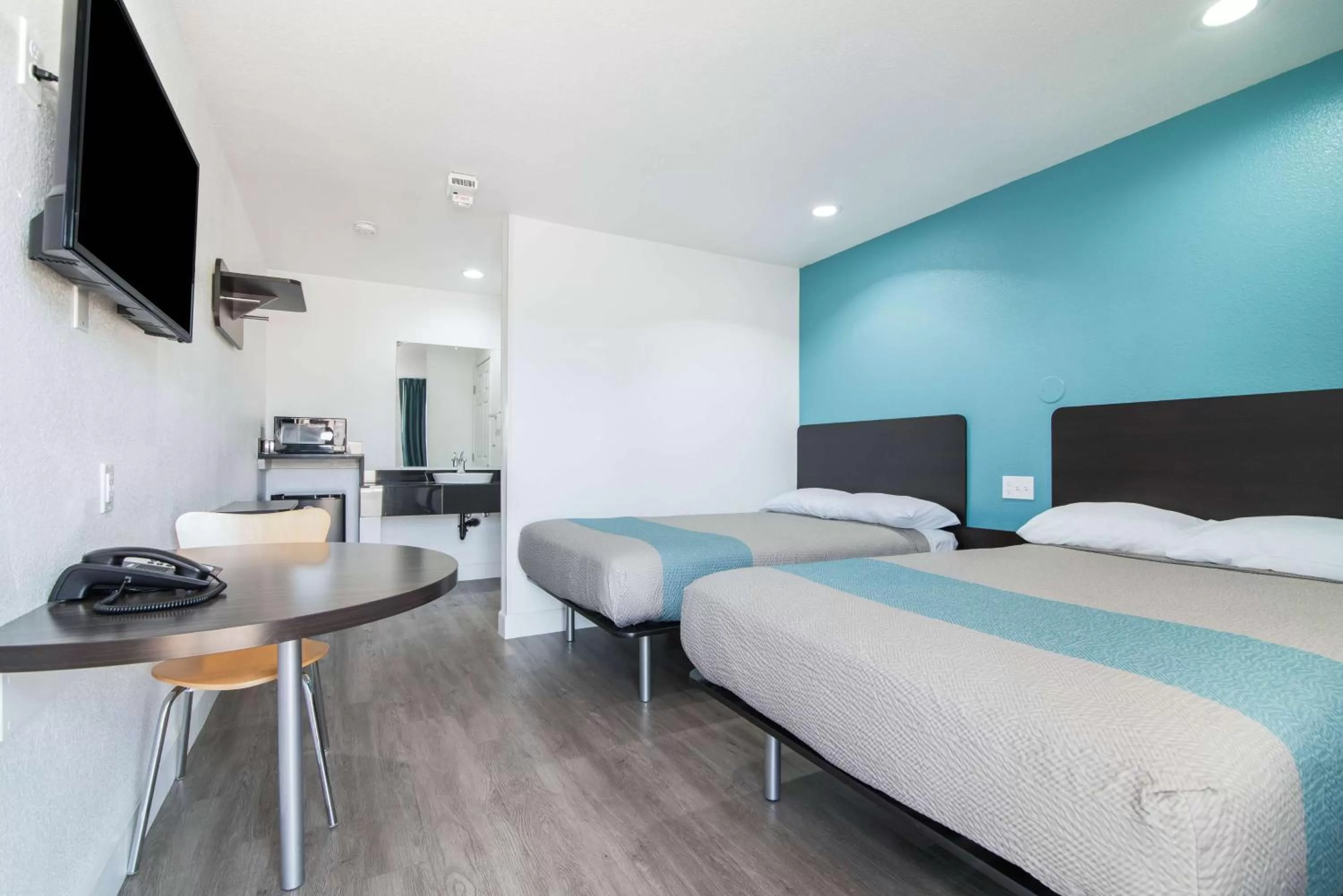 TV and multimedia, Bed in Motel 6-Moreno Valley, CA - Perris