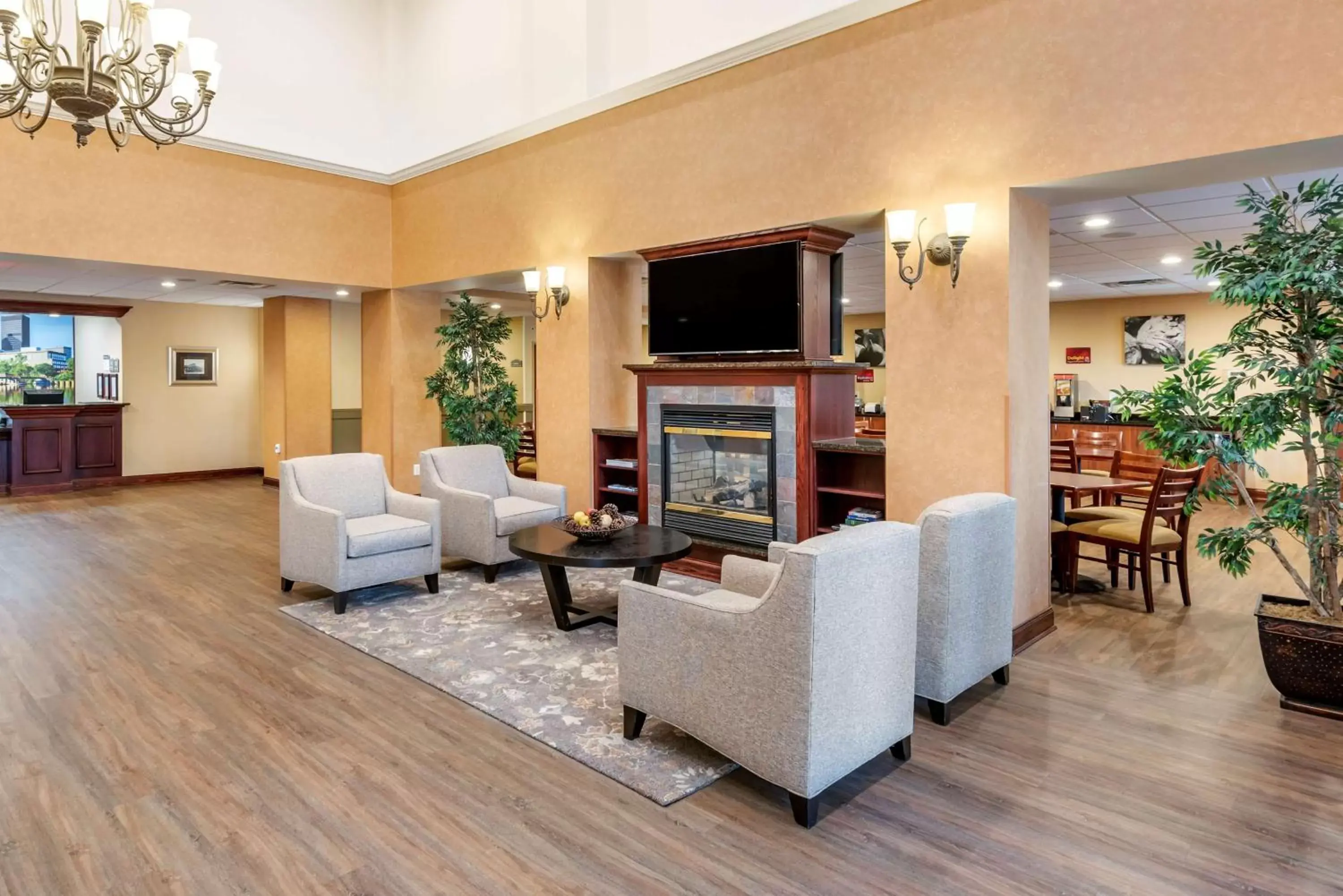 Lobby or reception, Seating Area in Best Western PLUS Victor Inn & Suites