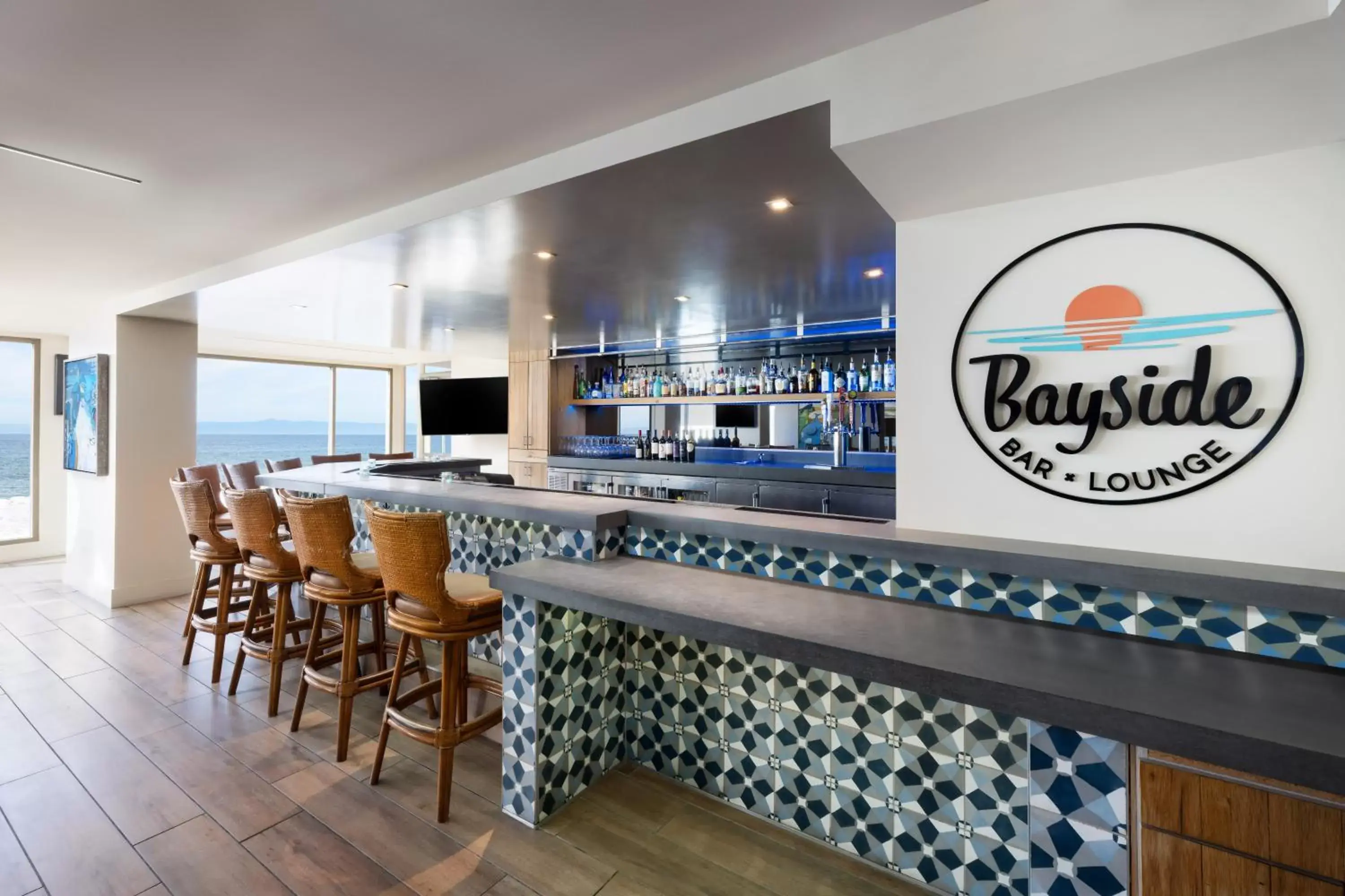 Lounge or bar in Monterey Tides