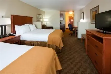 Bed in Holiday Inn Express & Suites - Mason City, an IHG Hotel