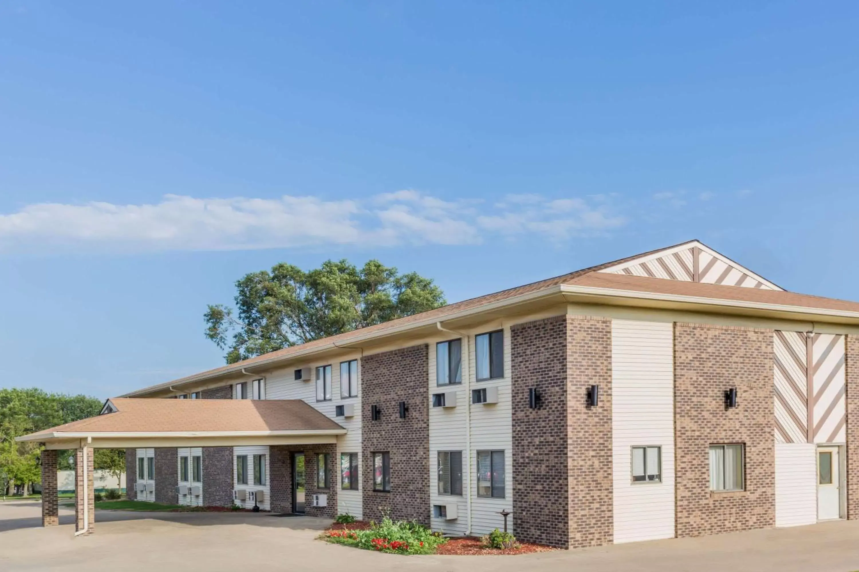 Property building in Super 8 by Wyndham Madison Property building in Super 8 by Wyndham Madison