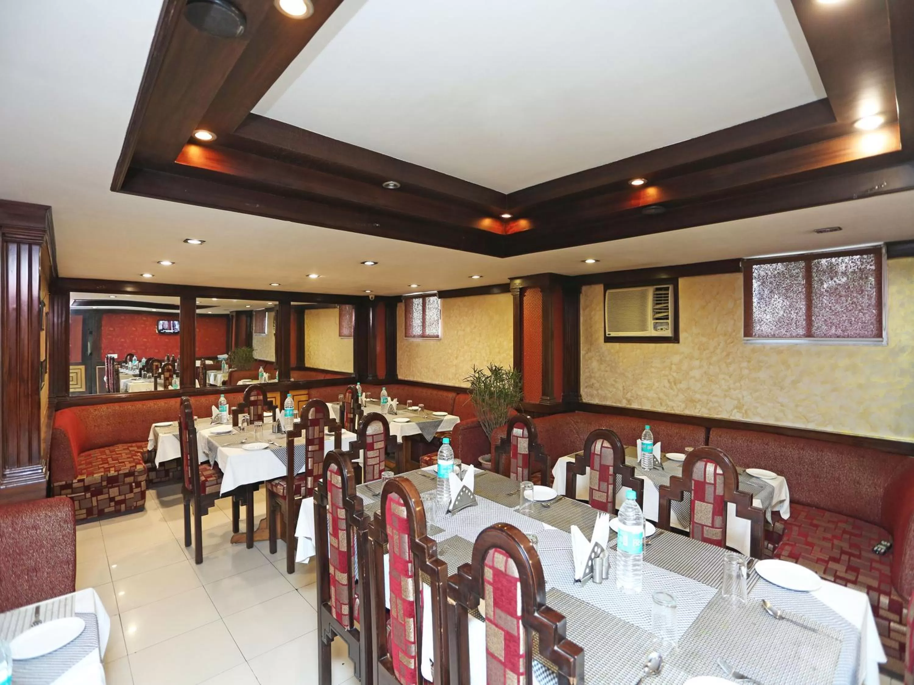 Restaurant/places to eat in Hotel Amrit Regency