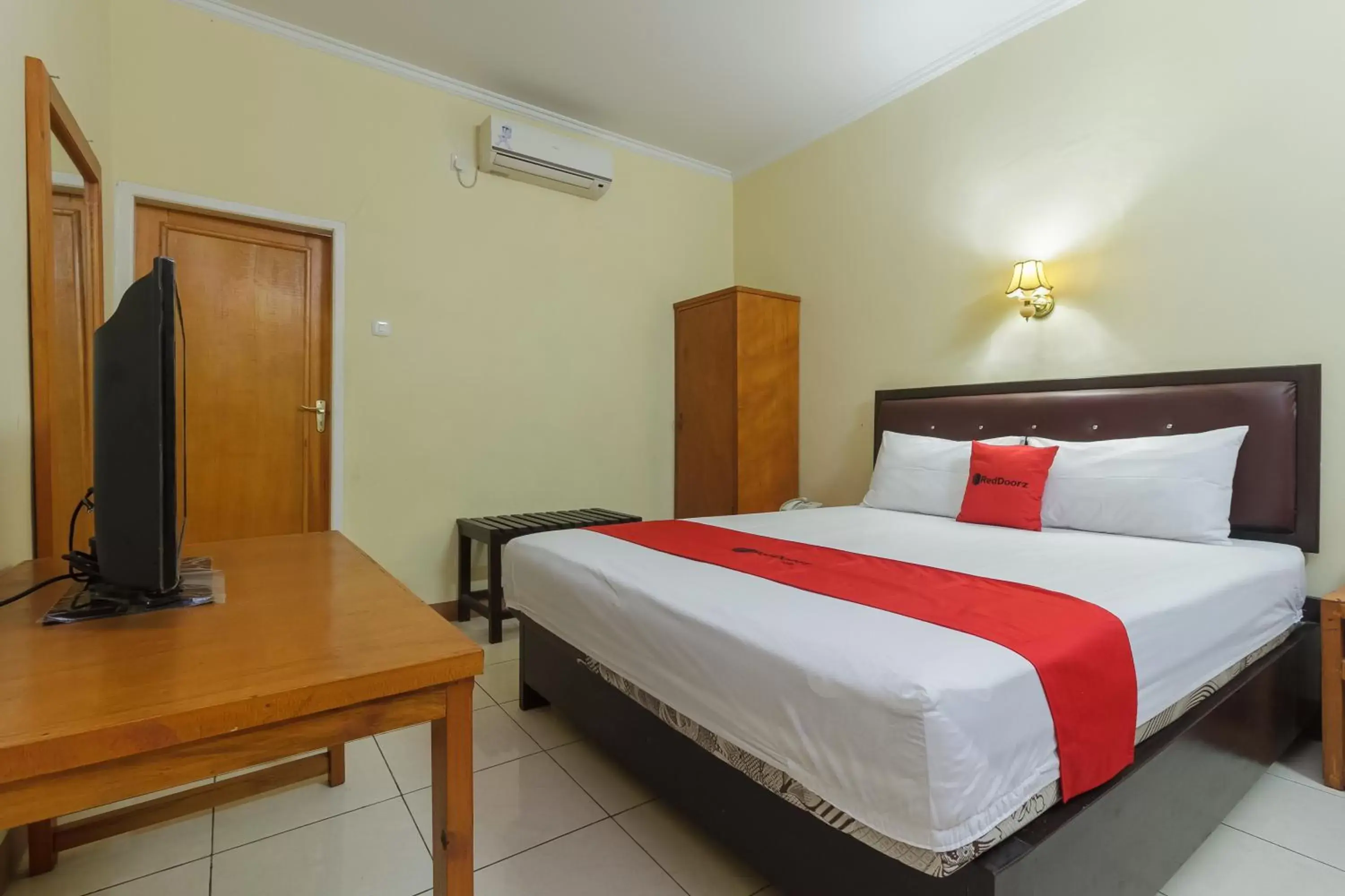 Bed in RedDoorz at Jalan Babepalar Rike Manado