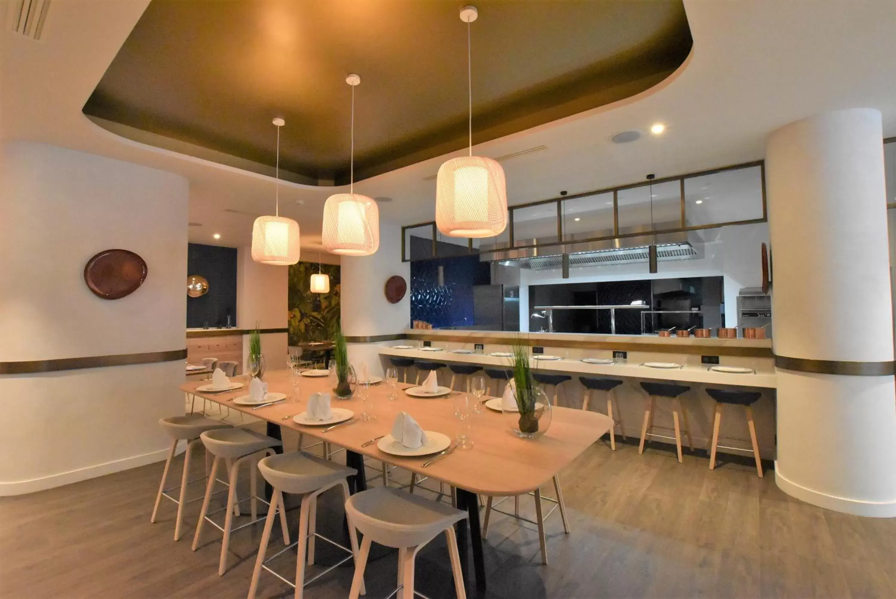 Restaurant/places to eat, Kitchen/Kitchenette in Golden Tulip Aix les Bains - Hotel & Spa