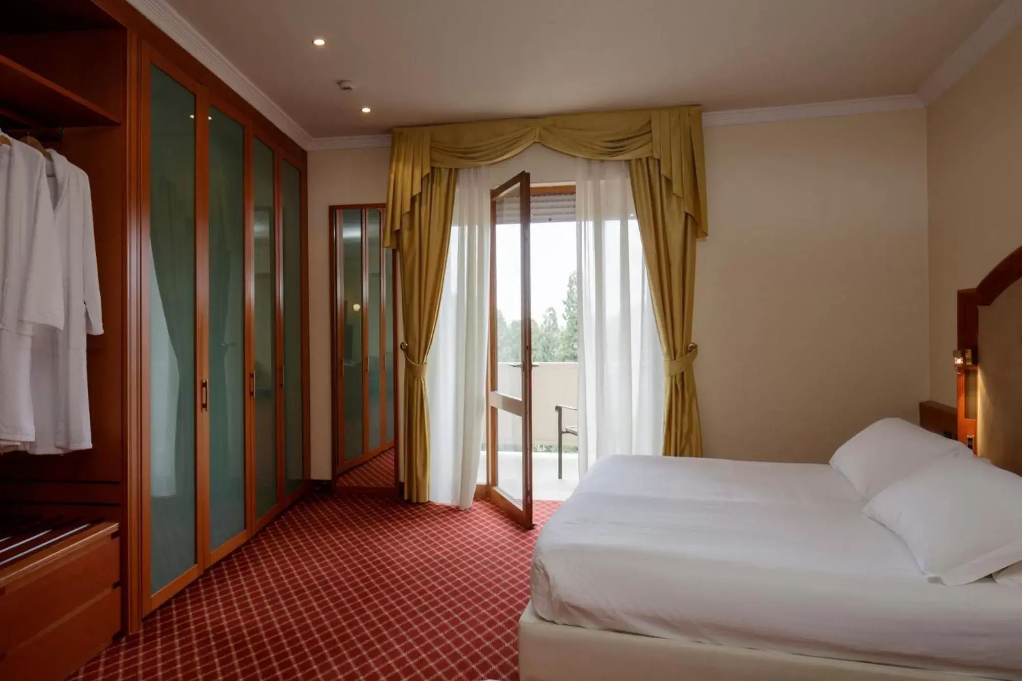 Bathroom, Bed in Hotel Sporting Resort