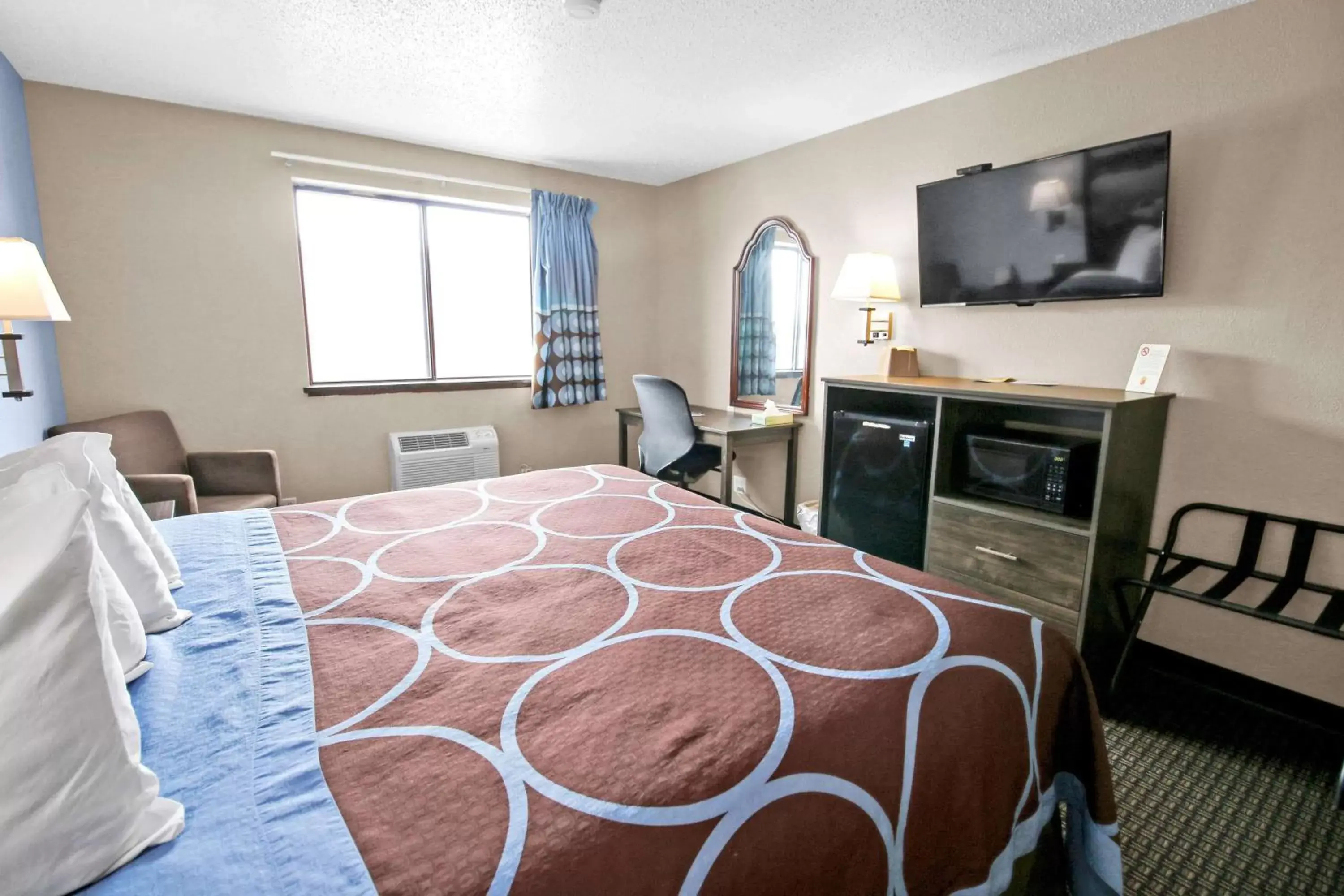 Photo of the whole room, Bed in Super 8 by Wyndham Kenosha/Pleasant Prairie