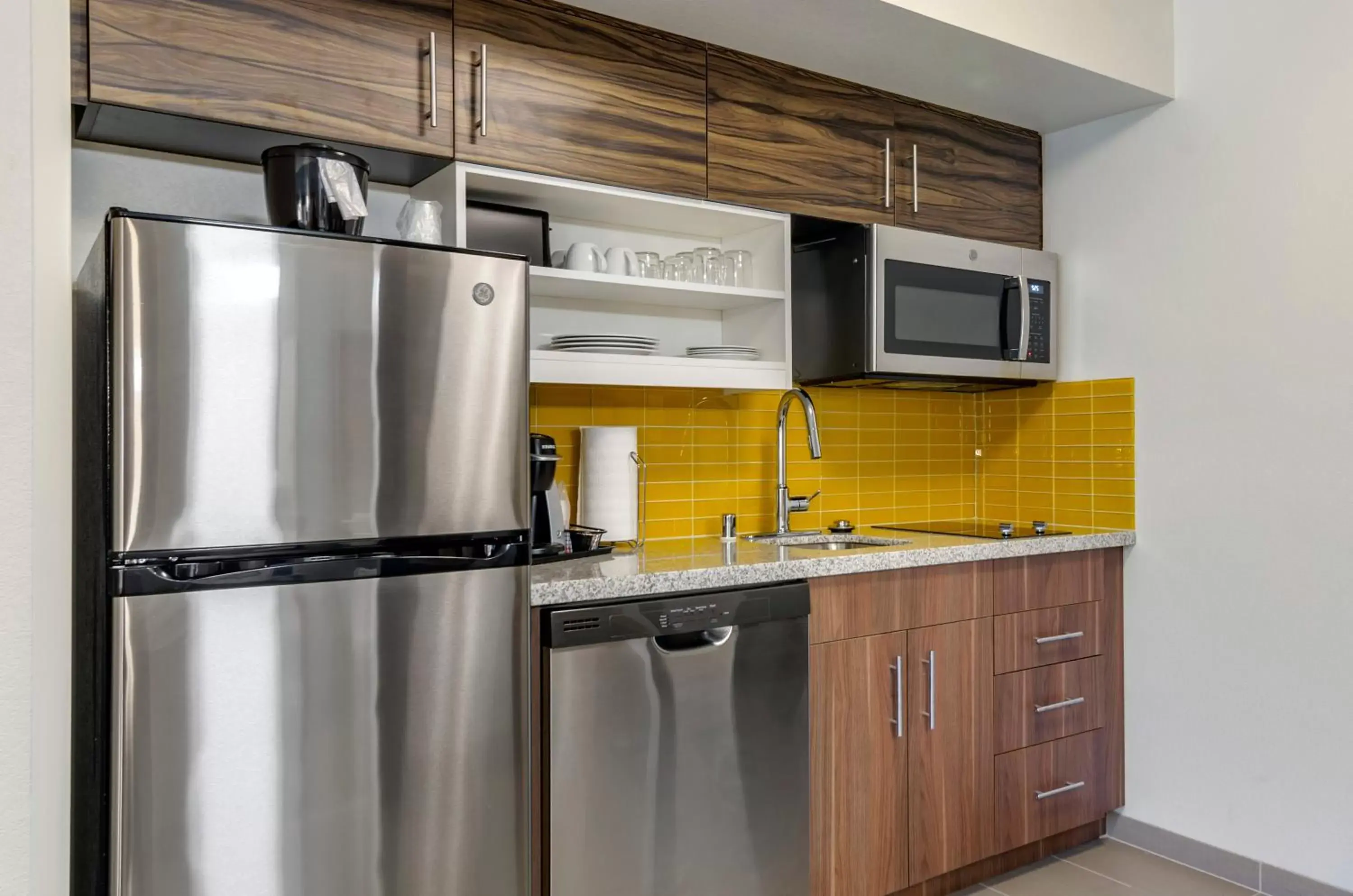 Kitchen or kitchenette, Kitchen/Kitchenette in MainStay Suites Great Falls Airport