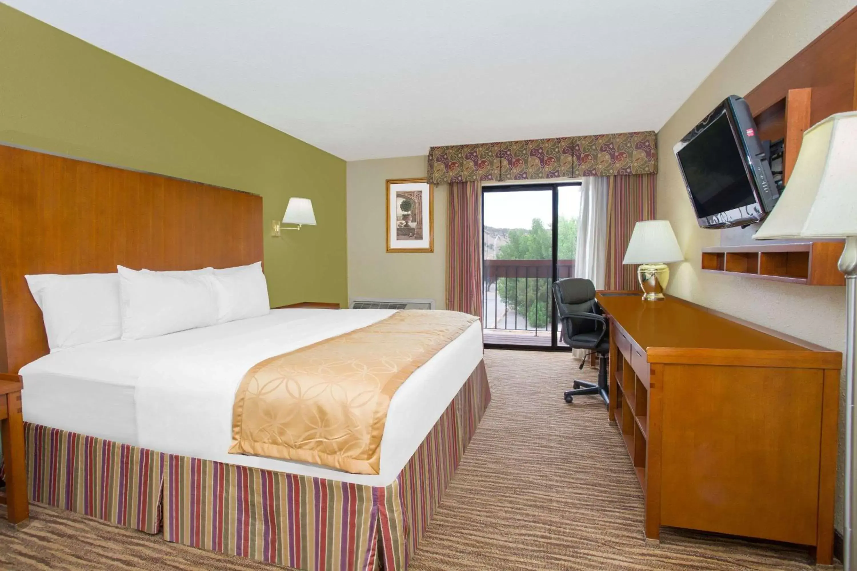 Photo of the whole room, Bed in Days Inn & Suites by Wyndham Red Rock-Gallup