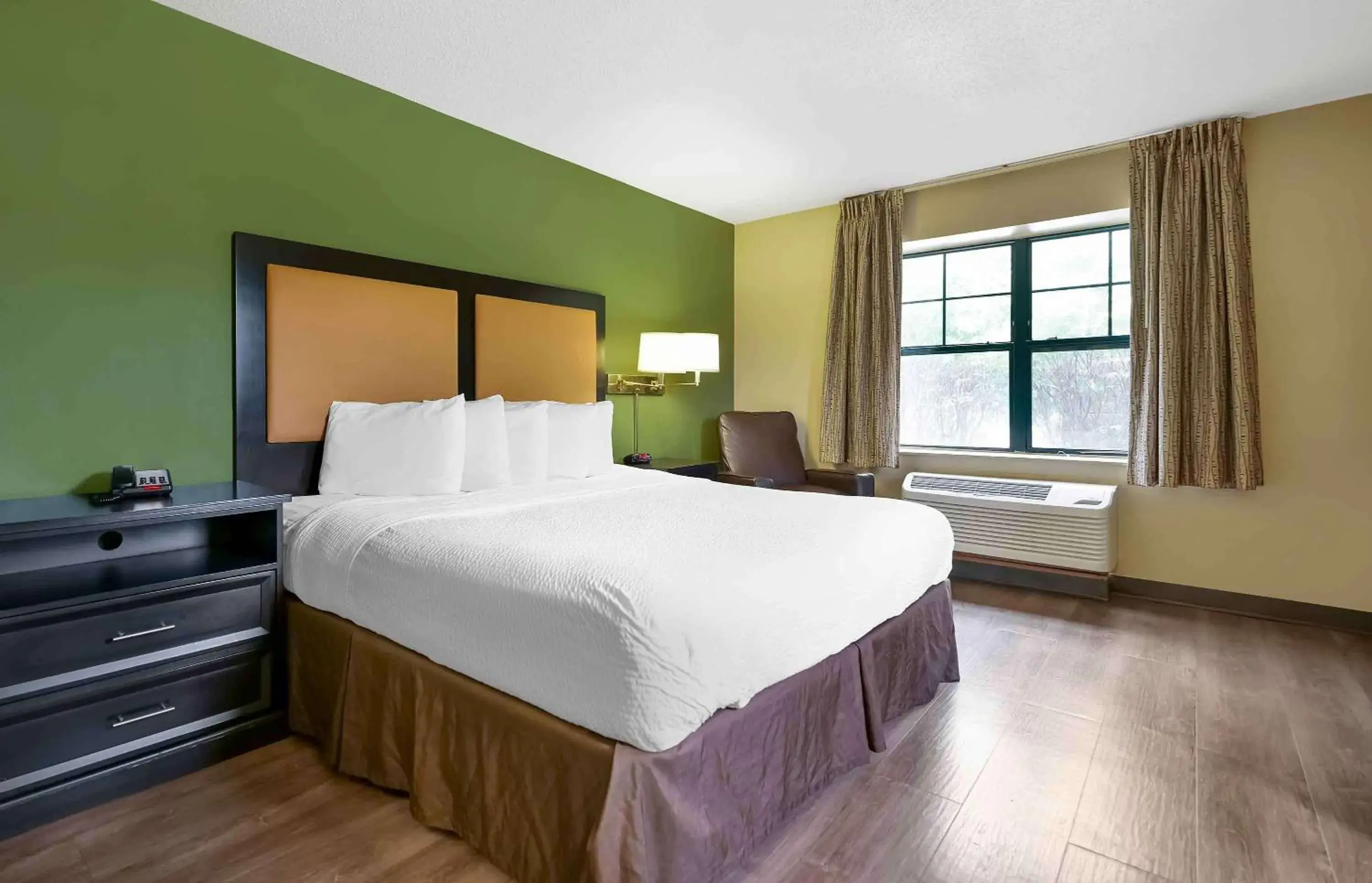 Bedroom, Bed in Sonesta Simply Suites Lansing