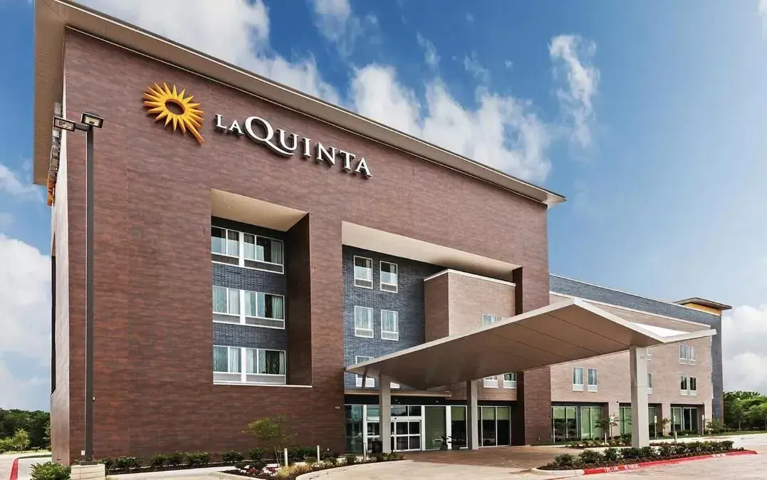 Property building in La Quinta Inn & Suites by Wyndham Louisville NE - Old Henry Rd
