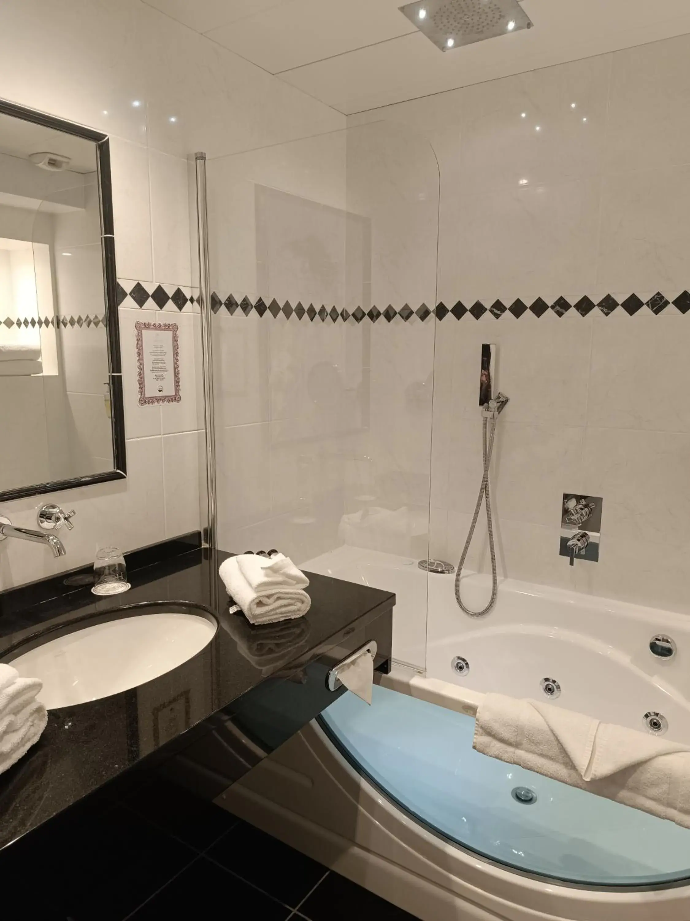 Property building, Bathroom in Hotel Henry Ii Beaune Centre