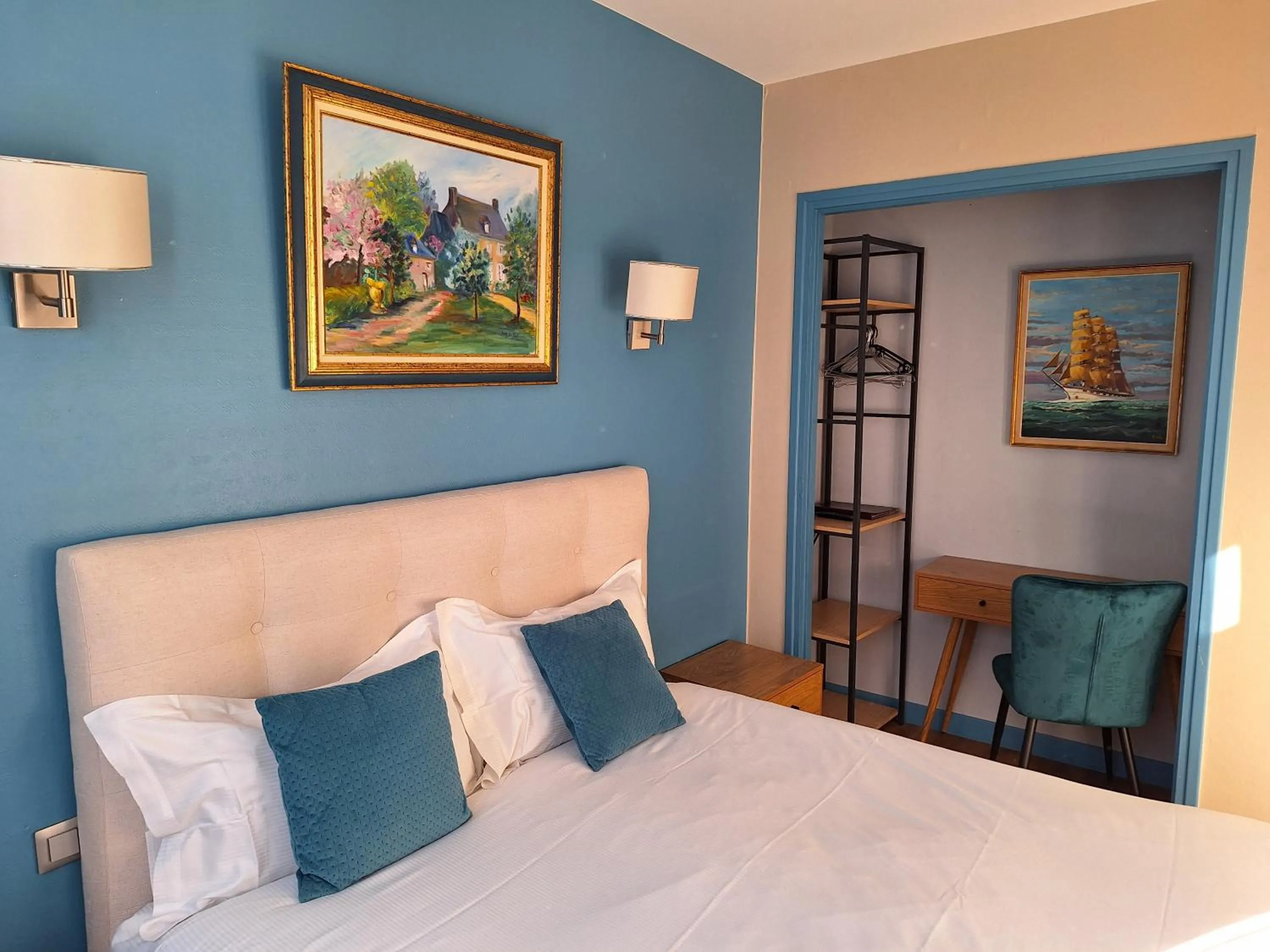 Photo of the whole room, Bed in Hotel de Charme La Bonne Adresse - Logis hotels