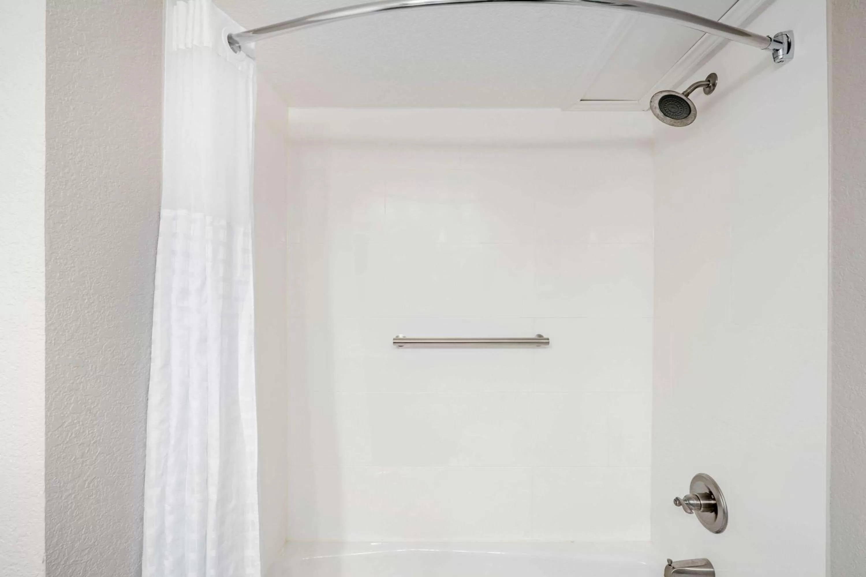 Bathroom in La Quinta Inn by Wyndham El Dorado