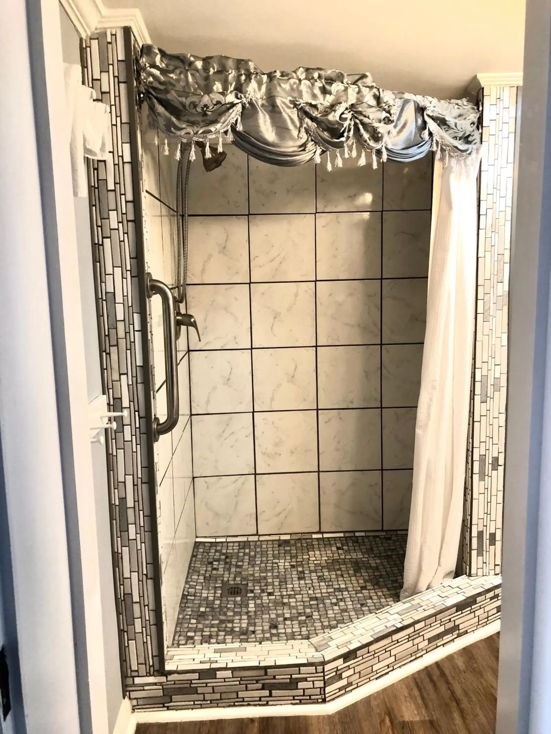 Shower, Bathroom in Belmont Inn