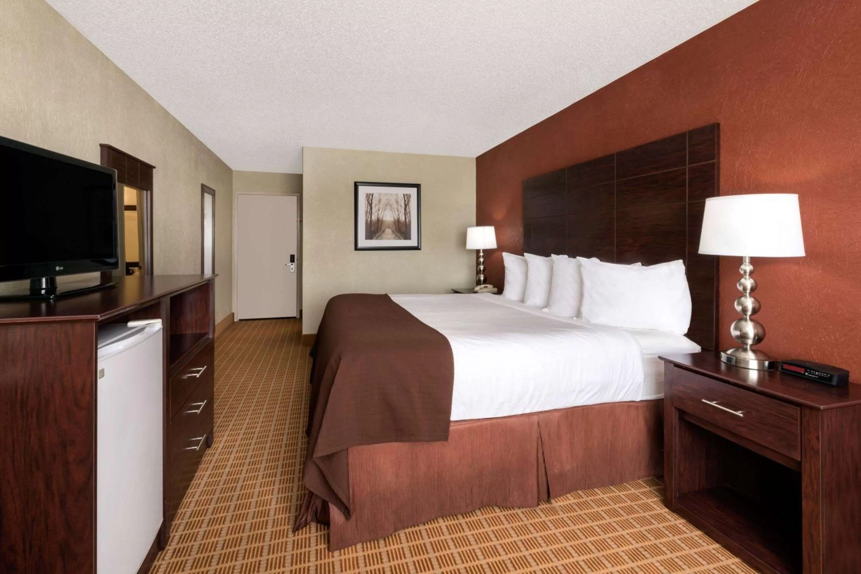 Photo of the whole room, Bed in Baymont by Wyndham Midland Airport