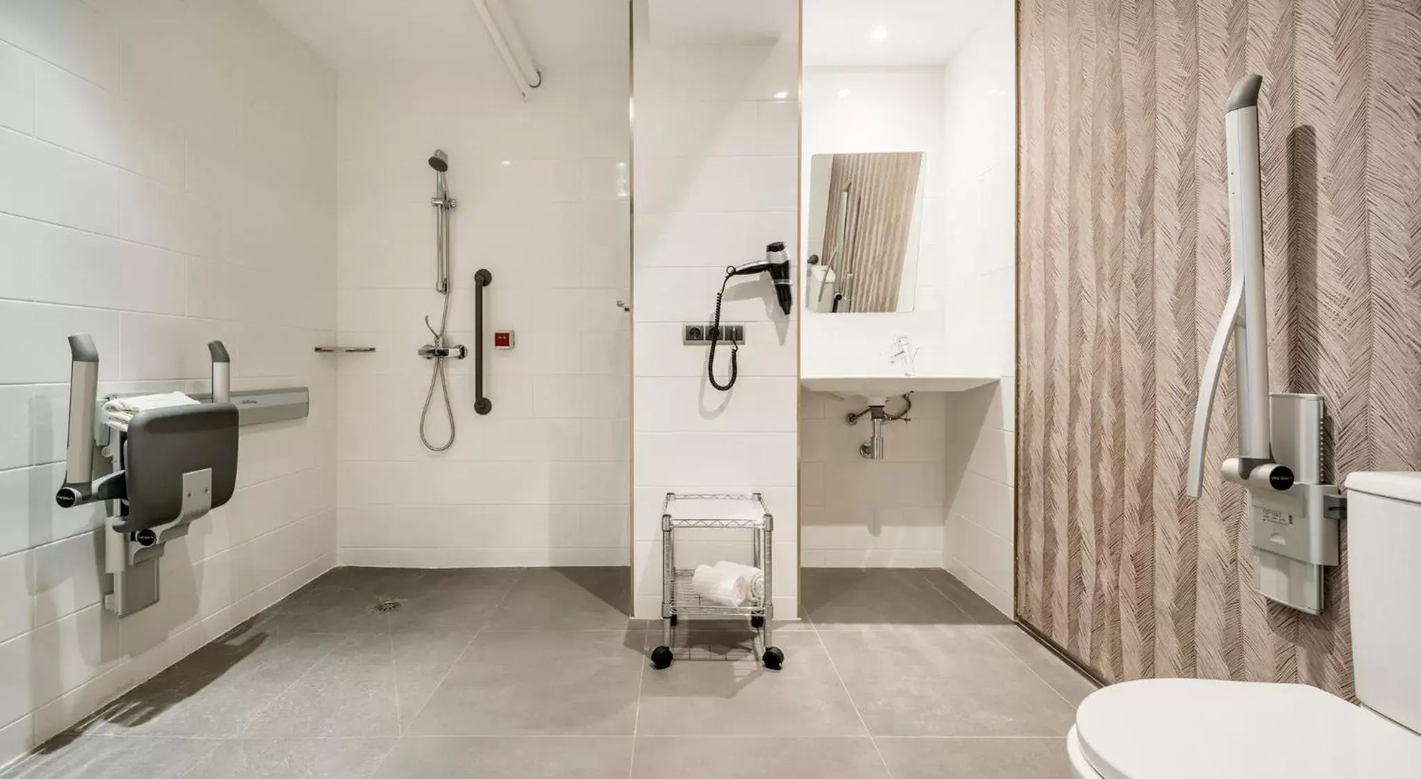 Shower, Bathroom in Ilunion Bel-Art