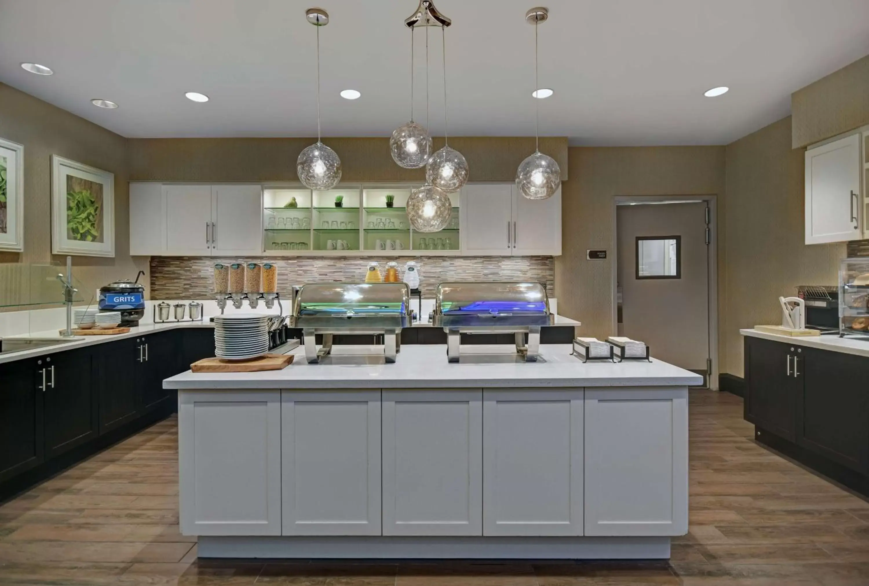 Breakfast, Kitchen/Kitchenette in Homewood Suites by Hilton Hamilton, NJ