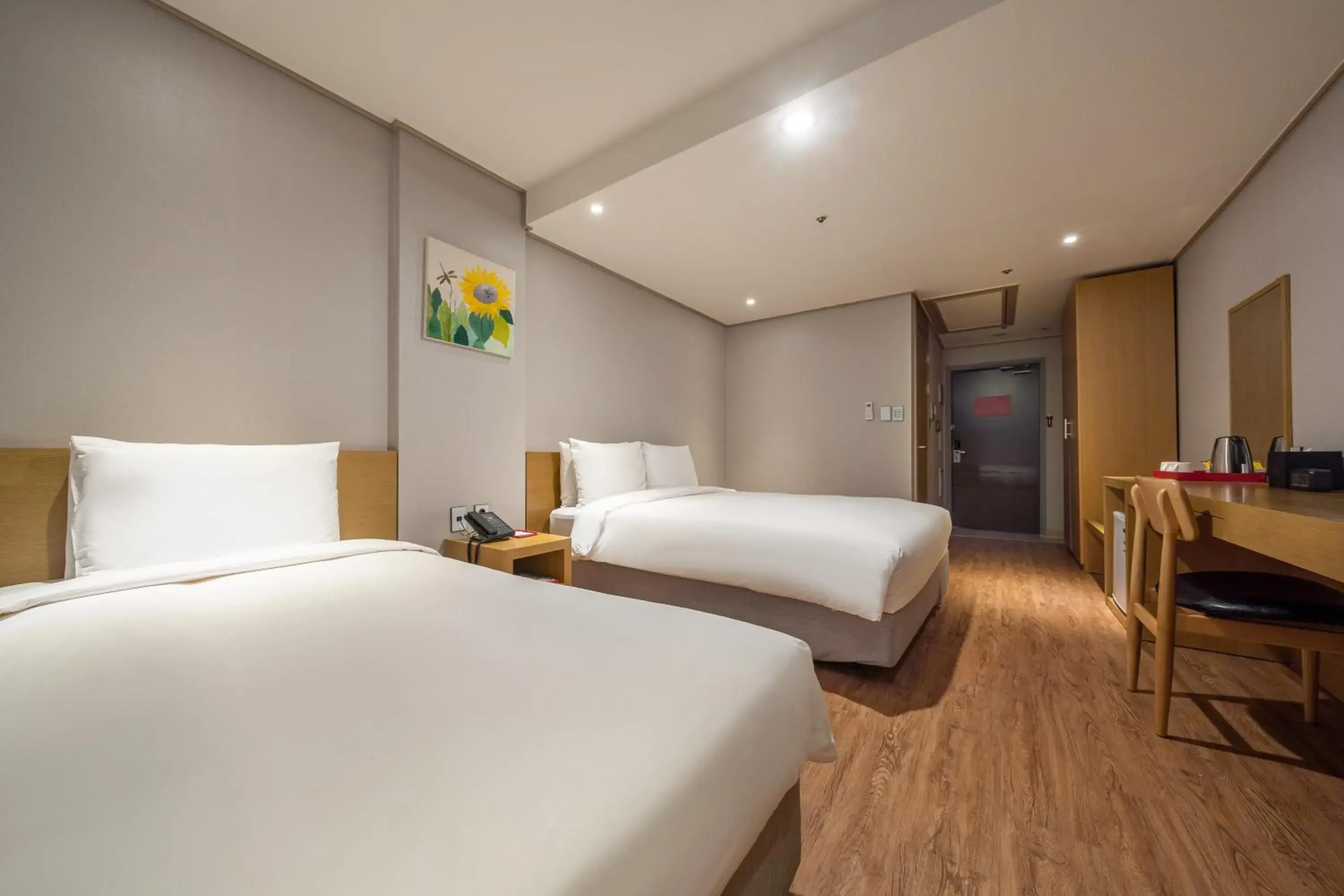 Photo of the whole room, Bed in Ramada by Wyndham Seoul Dongdaemun