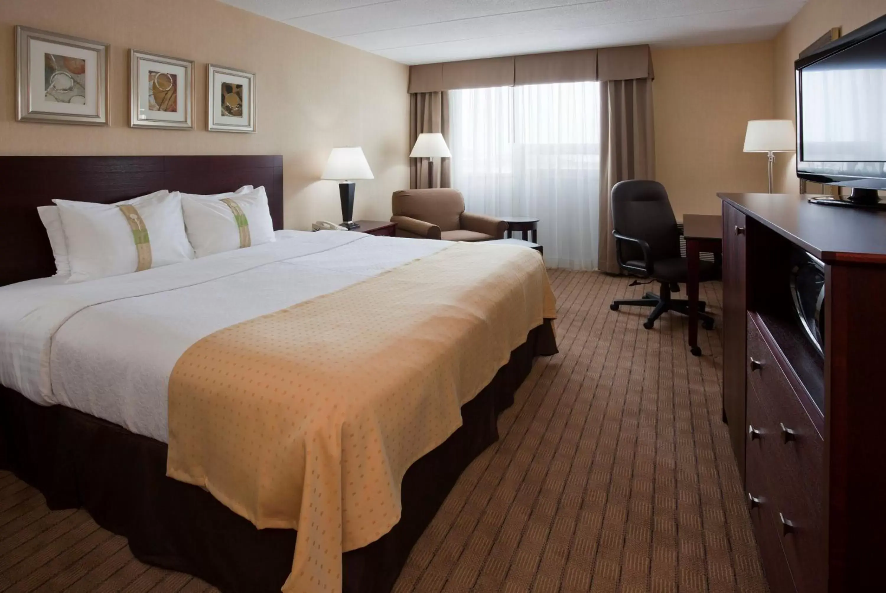 Photo of the whole room, Bed in Holiday Inn Burlington Hotel & Conference Centre, an IHG Hotel