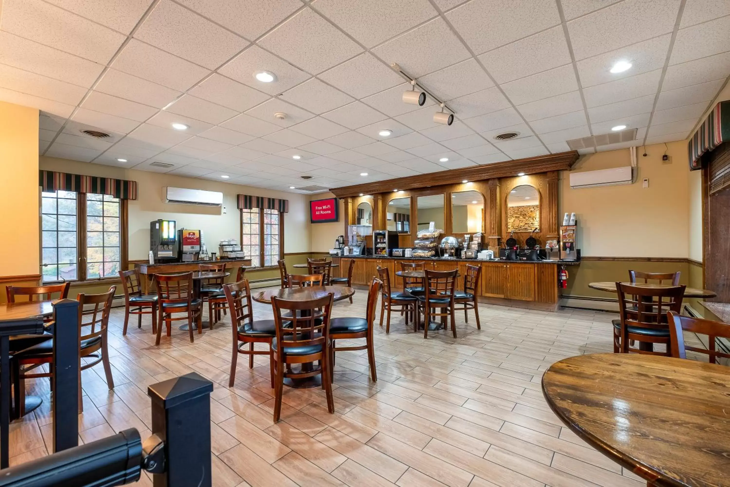 Breakfast, Restaurant/Places to Eat in Red Roof Inn & Suites Hazleton