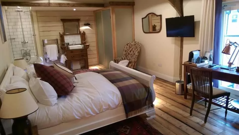 Photo of the whole room, Bed in The Cross Keys