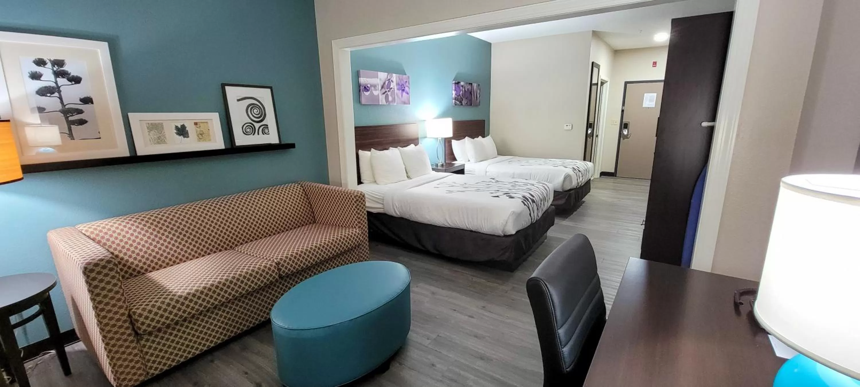 Seating area, Bed in Sleep Inn & Suites
