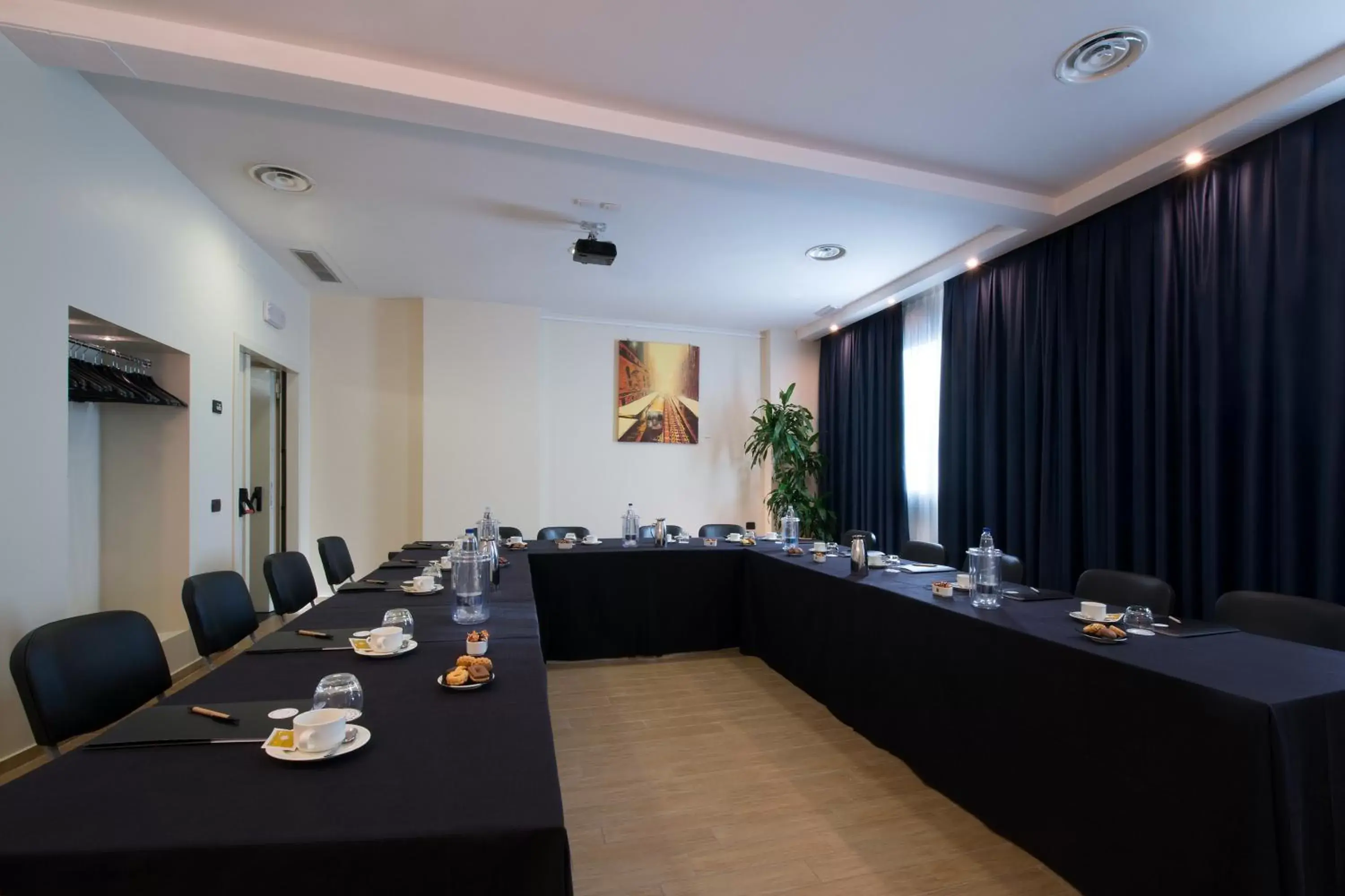 Meeting/conference room in CDH My One Hotel Bologna