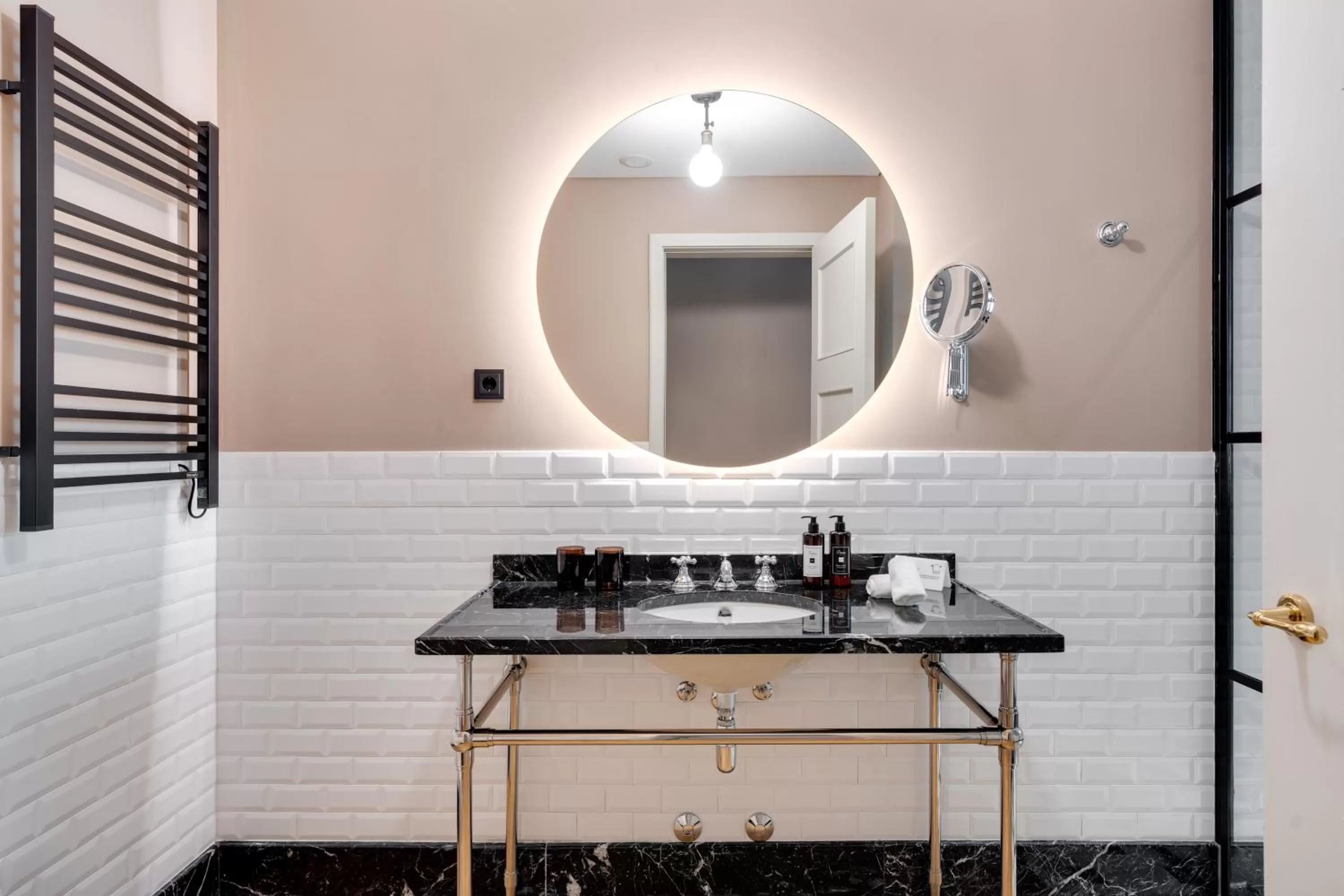 Bathroom in Portie Deluxe Suites by DA'HOME