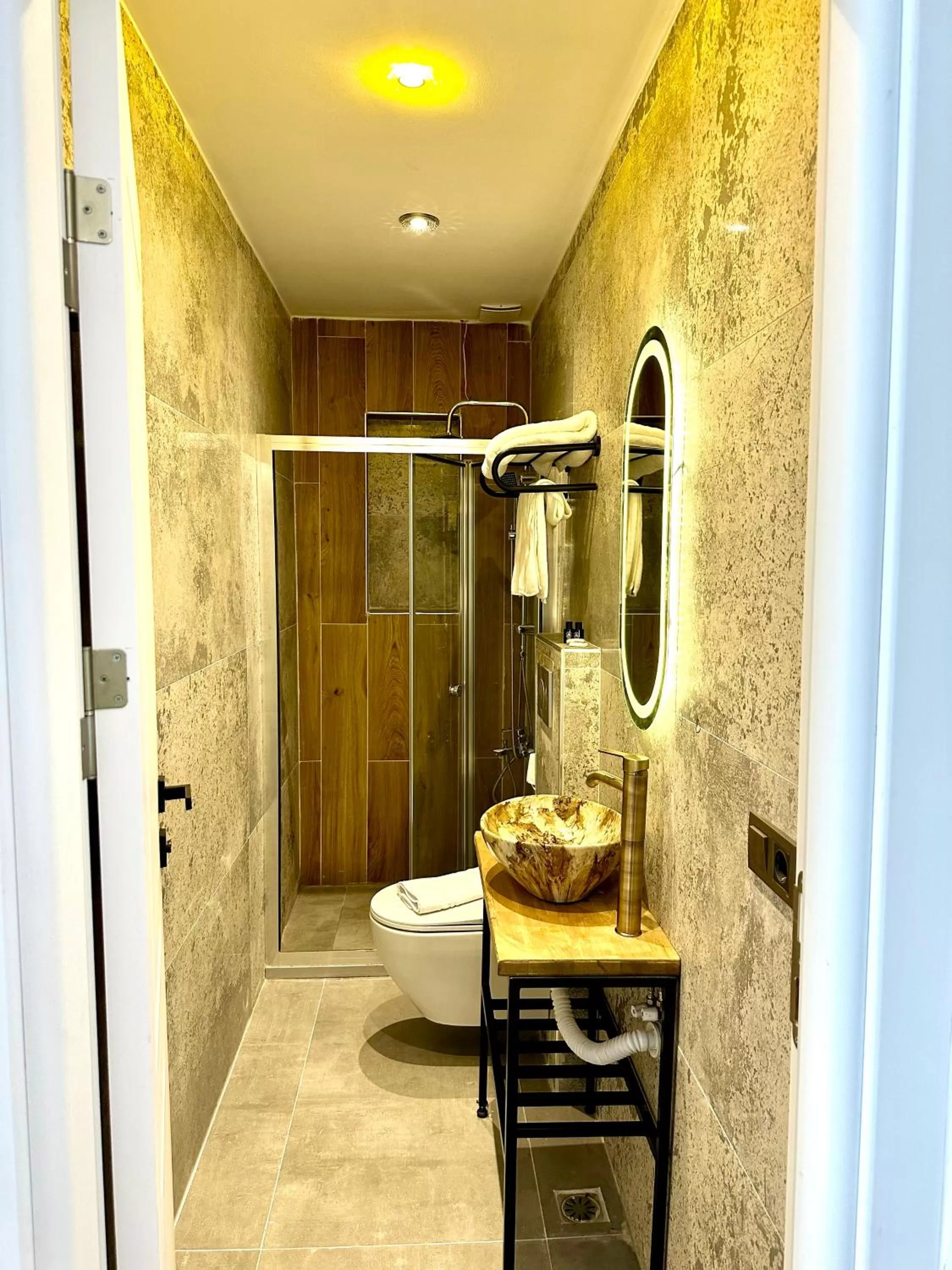 Shower in Newalla Hotel Old City