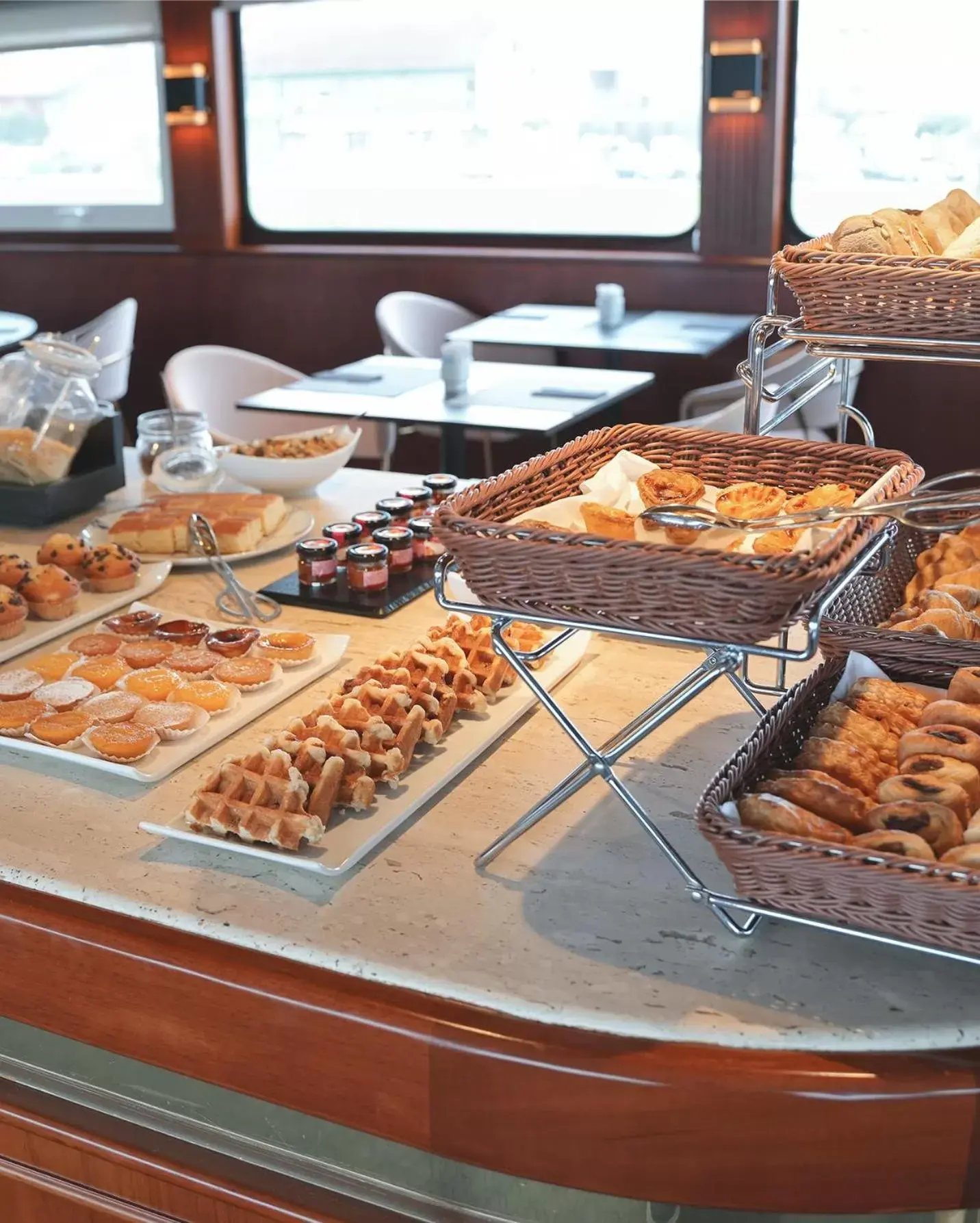 Buffet breakfast in Costa do Sal Hotel Boat Lounge