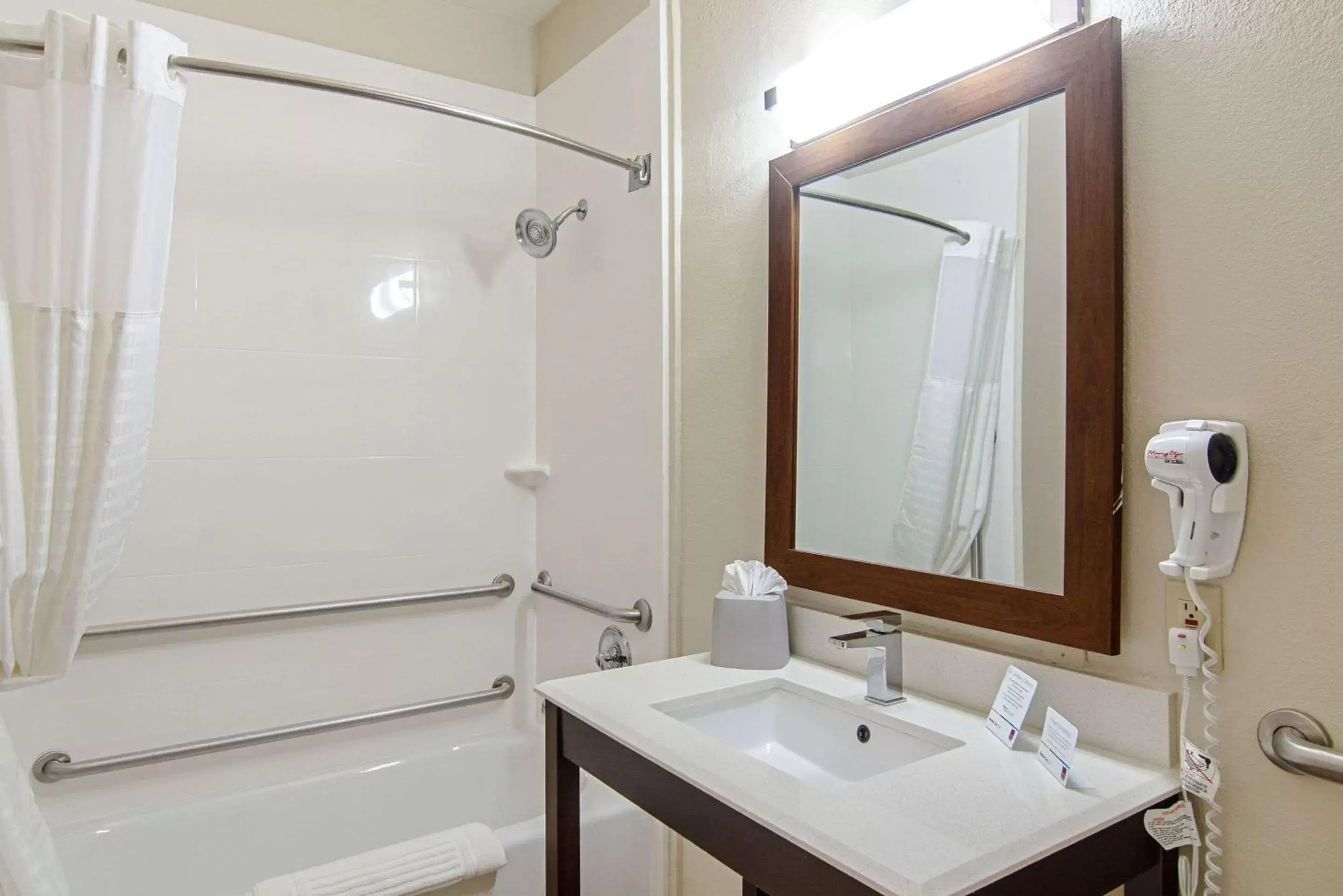 Photo of the whole room, Bathroom in Comfort Suites NW Dallas Near Love Field