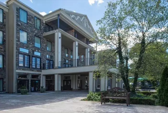 Property building in Niagara Crossing Hotel and Spa Property building in Niagara Crossing Hotel and Spa
