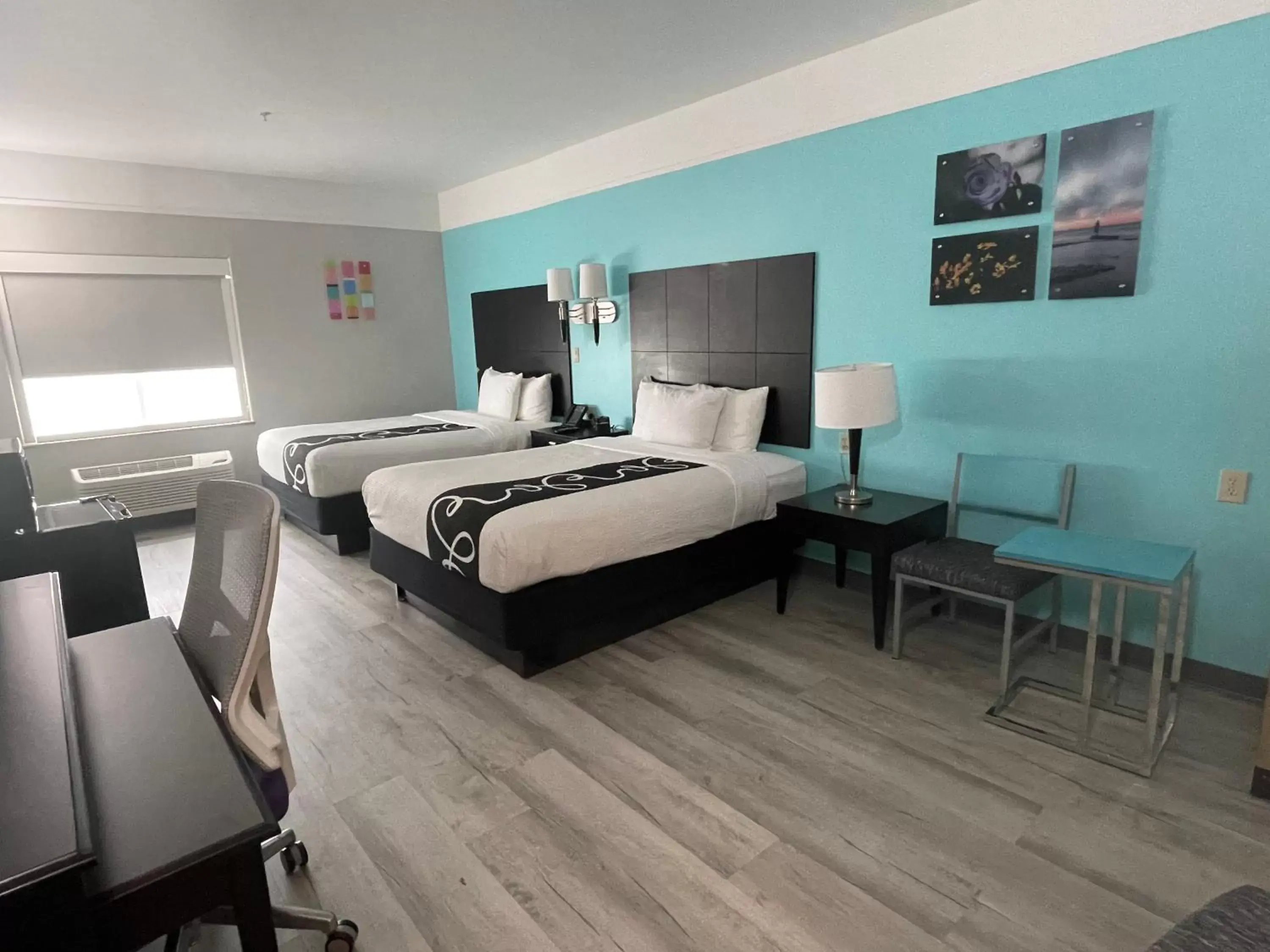 Bedroom in La Quinta Inn Suites by Wyndham Raymondville Harlingen