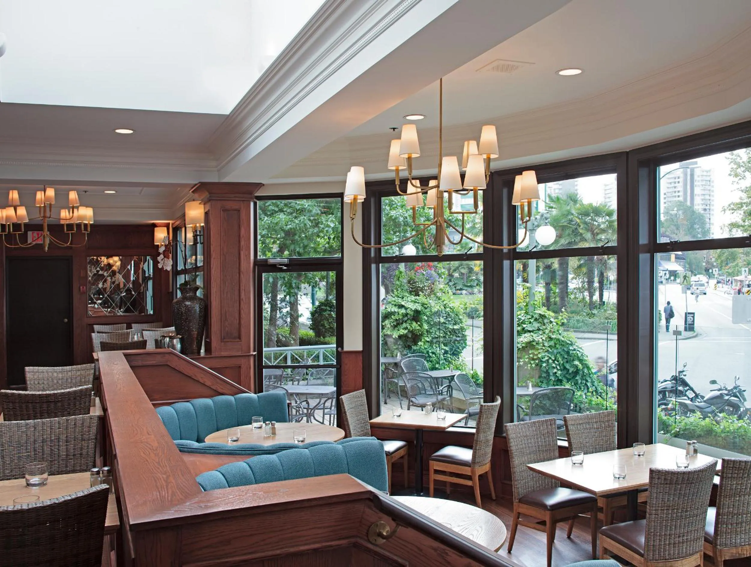 Lounge or bar in The Sylvia Hotel