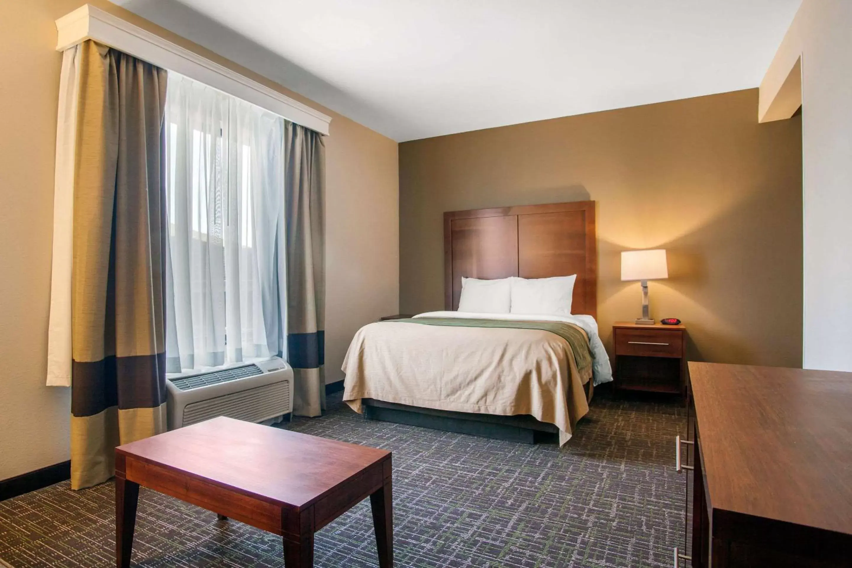 Photo of the whole room, Bed in Comfort Inn & Suites Norman near University