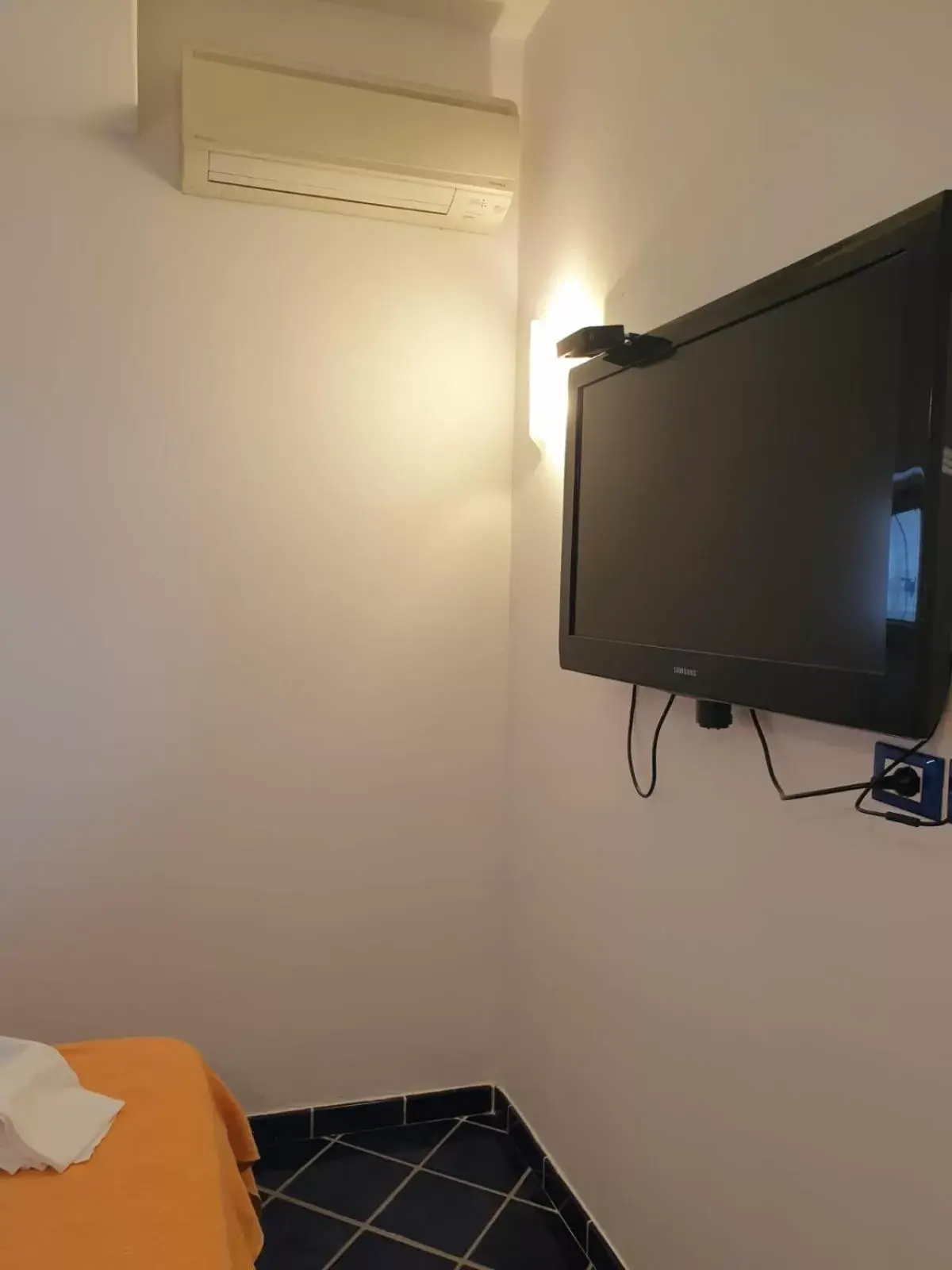 Bed, TV/Entertainment Center in Hotel Mareluna Ischia