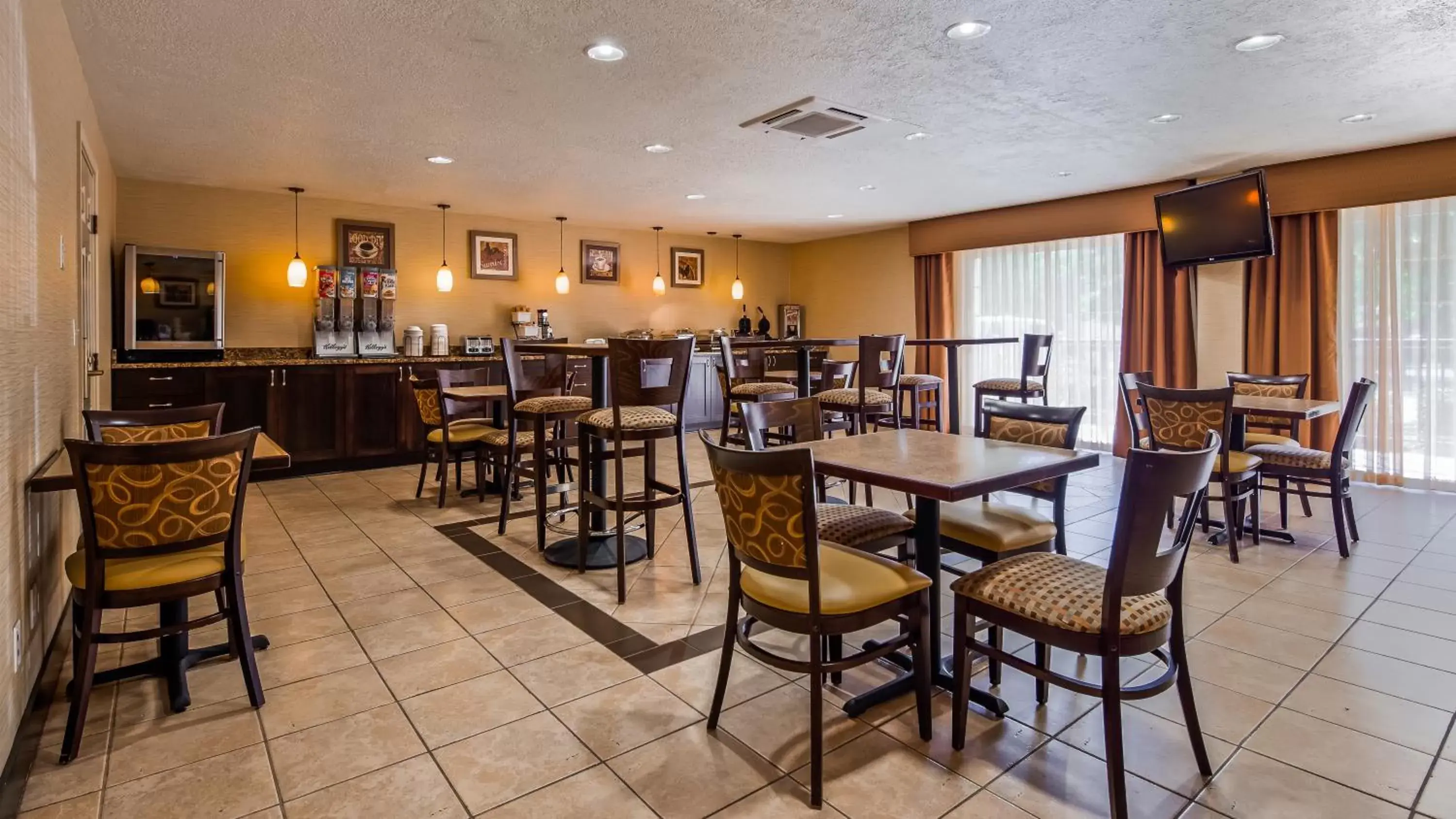 Continental breakfast, Restaurant/Places to Eat in Best Western Grand Manor Inn