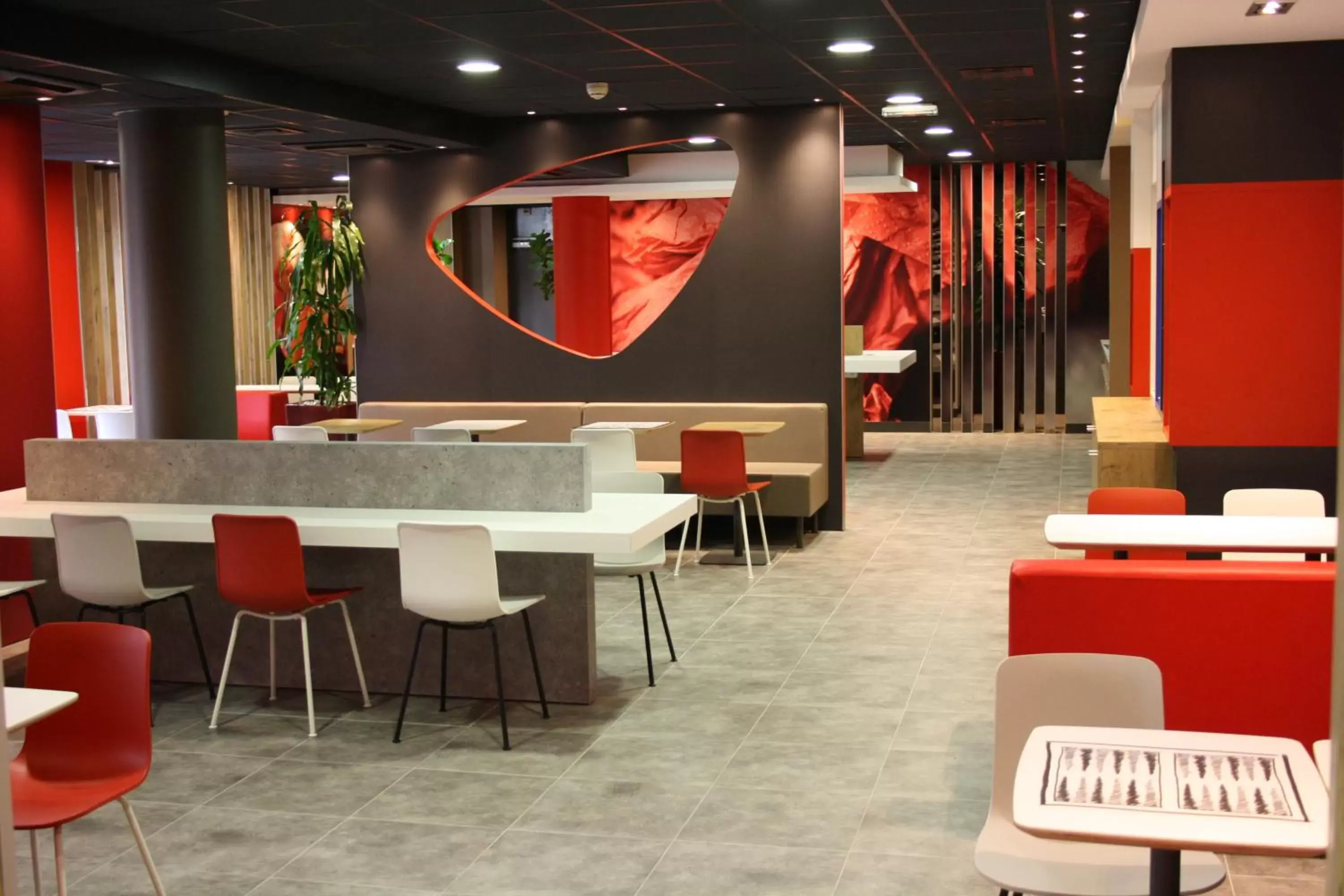 Restaurant/places to eat, Lounge/Bar in ibis Lille Centre Gares