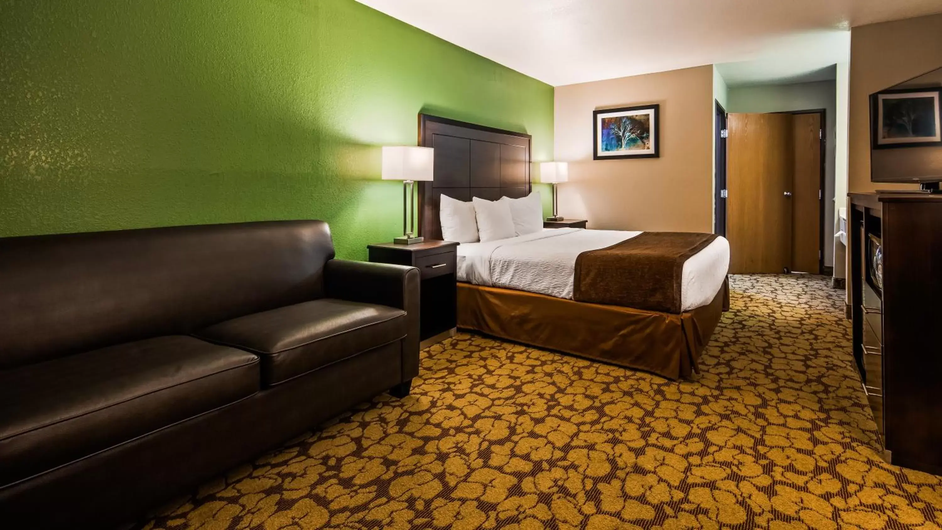 Bedroom in SureStay Plus Hotel by Best Western Bettendorf