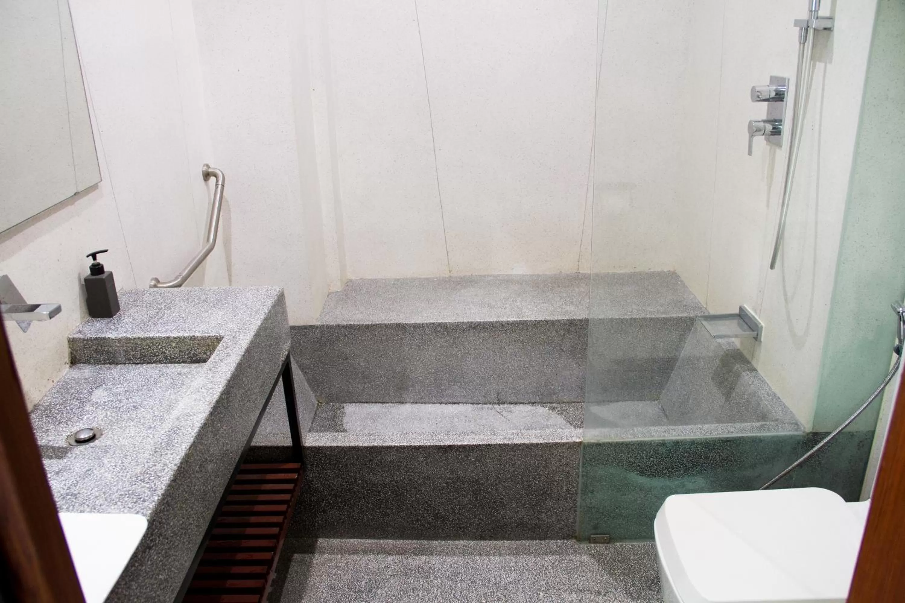 Bath in Bopha Bassac Boutique Hotel